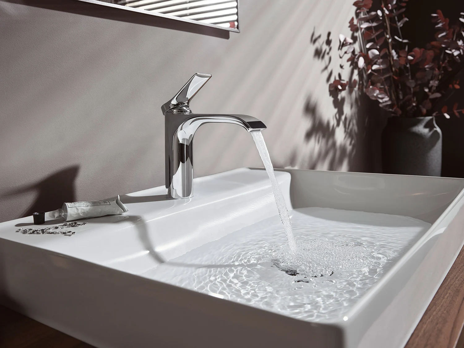 Zbliżenie kranu z płynącą wodą, hansgrohe