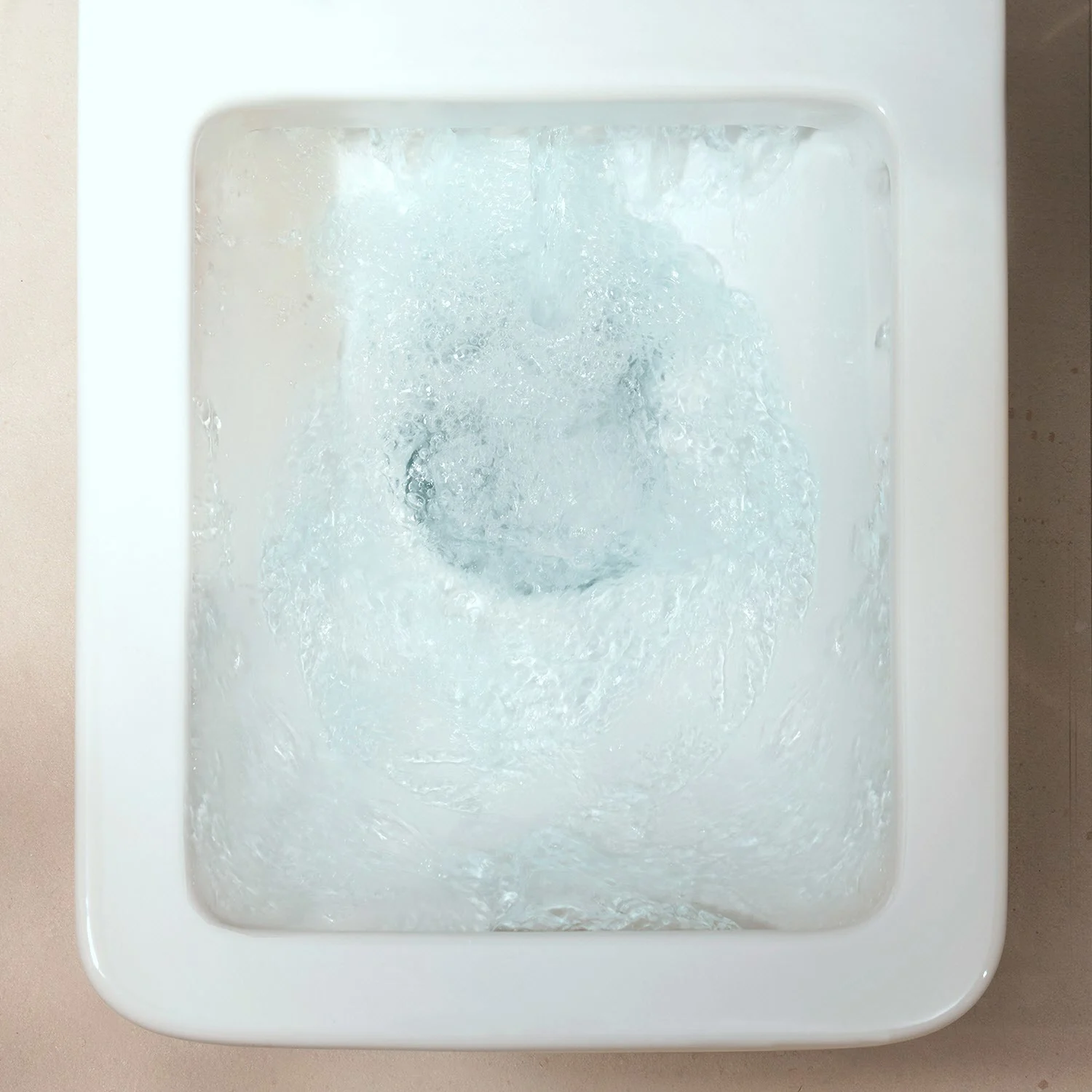 Woda wpływa do białego pisuaru, hansgrohe