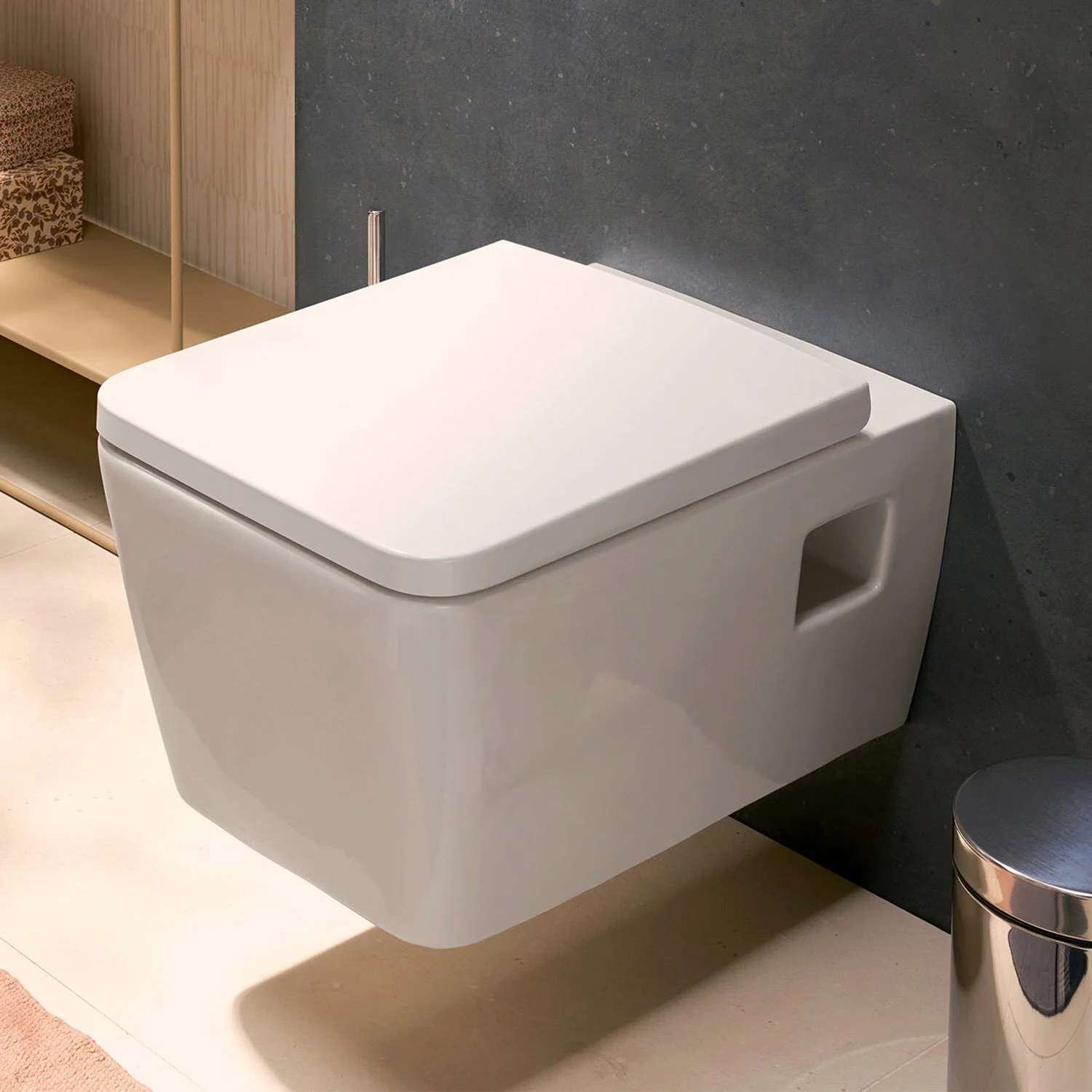 Zbliżenie na toaletę wiszącą w łazience, hansgrohe