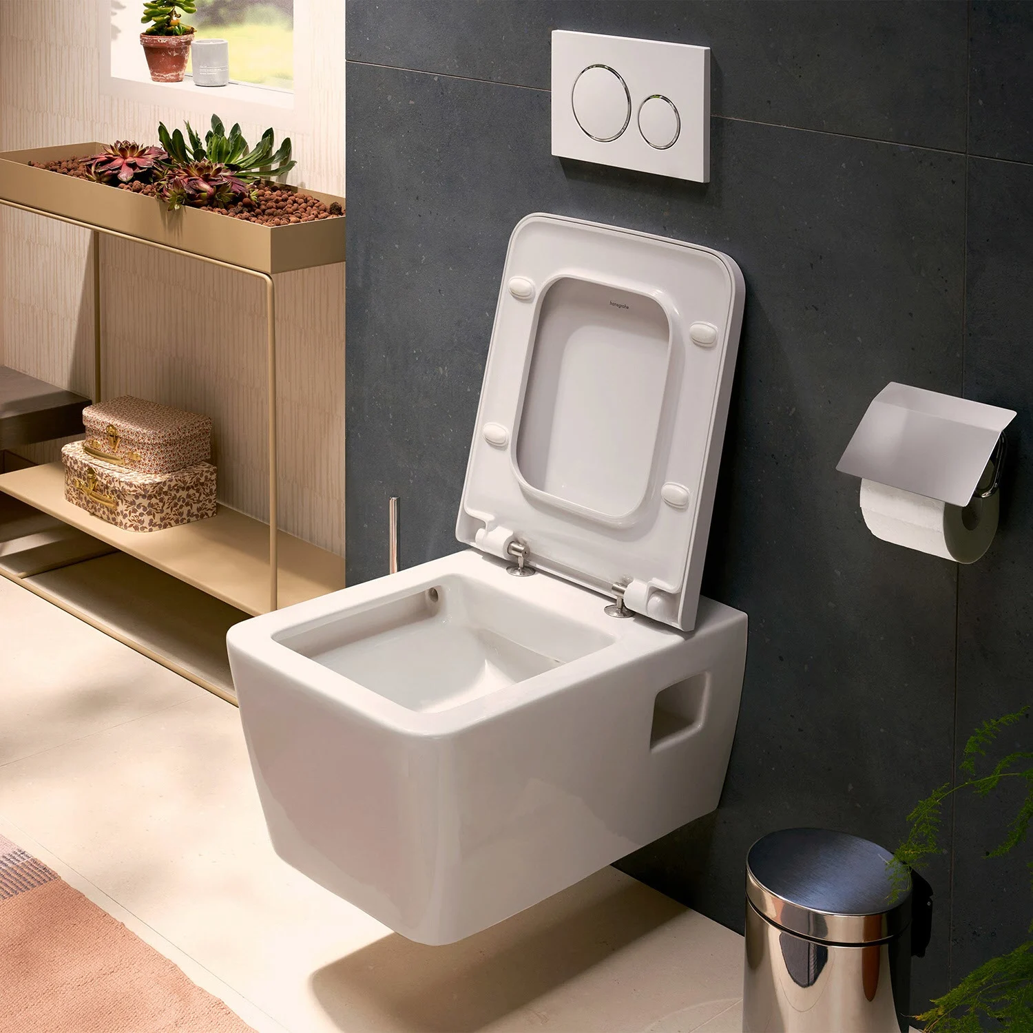 Toaleta wisząca w nowoczesnej łazience, hansgrohe
