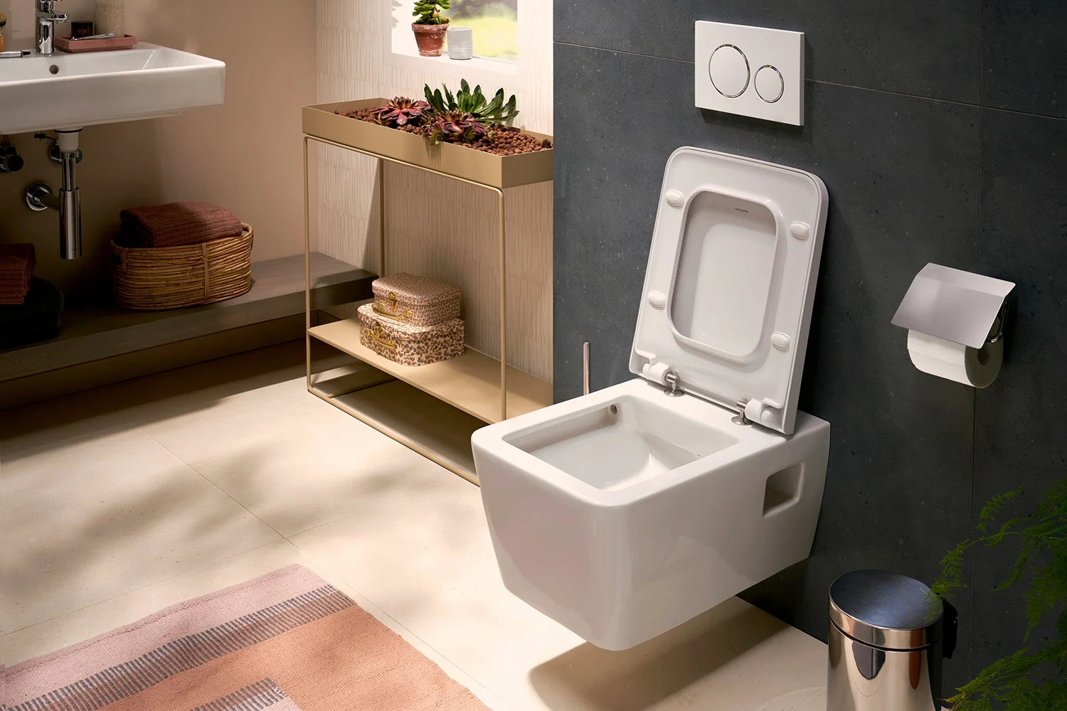 Toaleta podwieszana w nowoczesnej łazience z dekoracją, hansgrohe