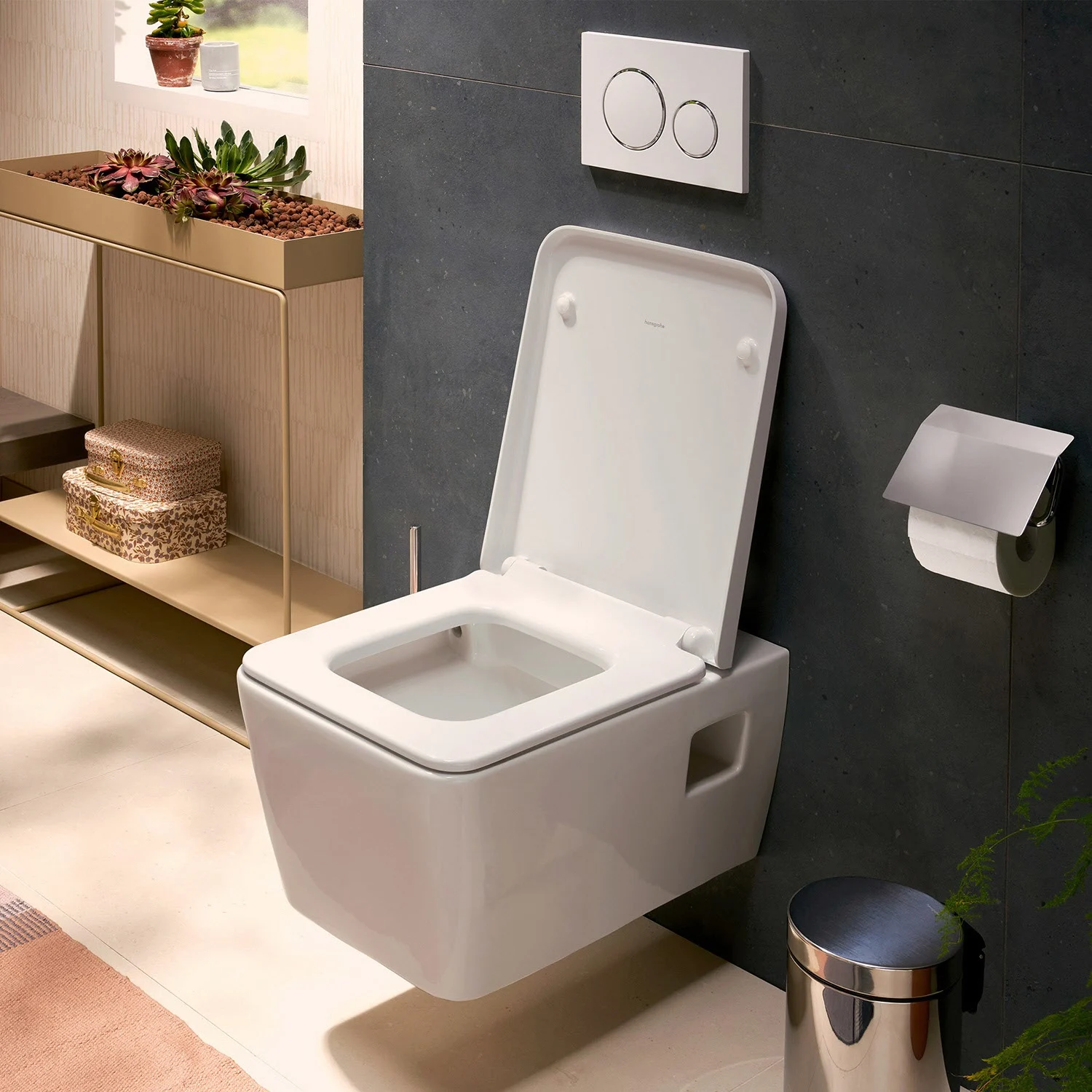 Toaleta ścienna z otwartą pokrywą w łazience, hansgrohe