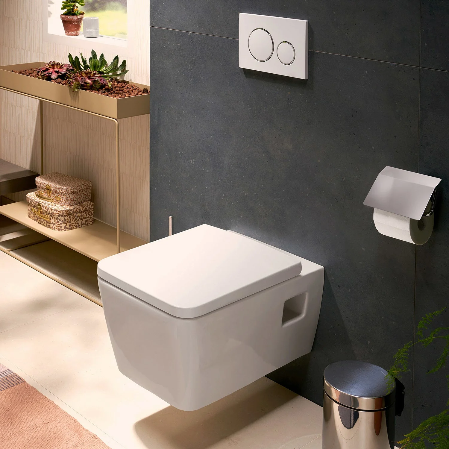 Zbliżenie nowoczesnej toalety podwieszanej w łazience, hansgrohe