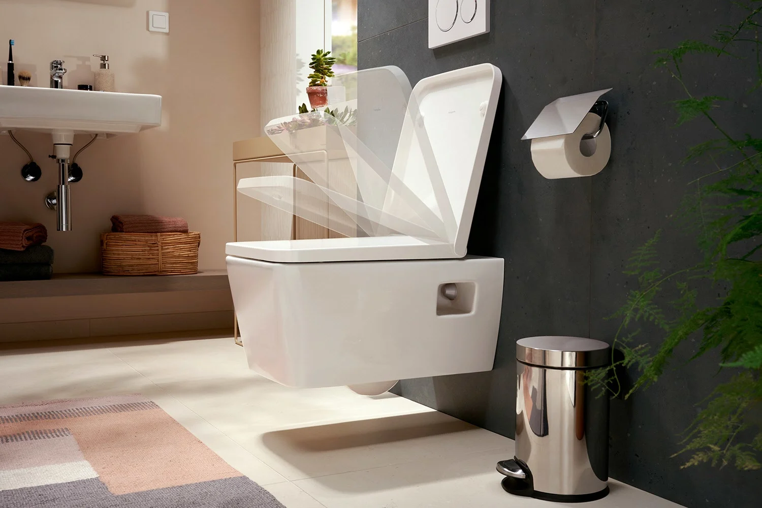 Zbliżenie toalety podwieszanej z ruchomą pokrywą, hansgrohe