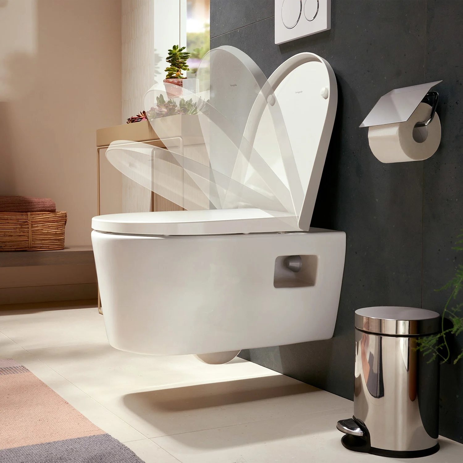 Toaleta wisząca z ruchomą pokrywą w łazience, hansgrohe