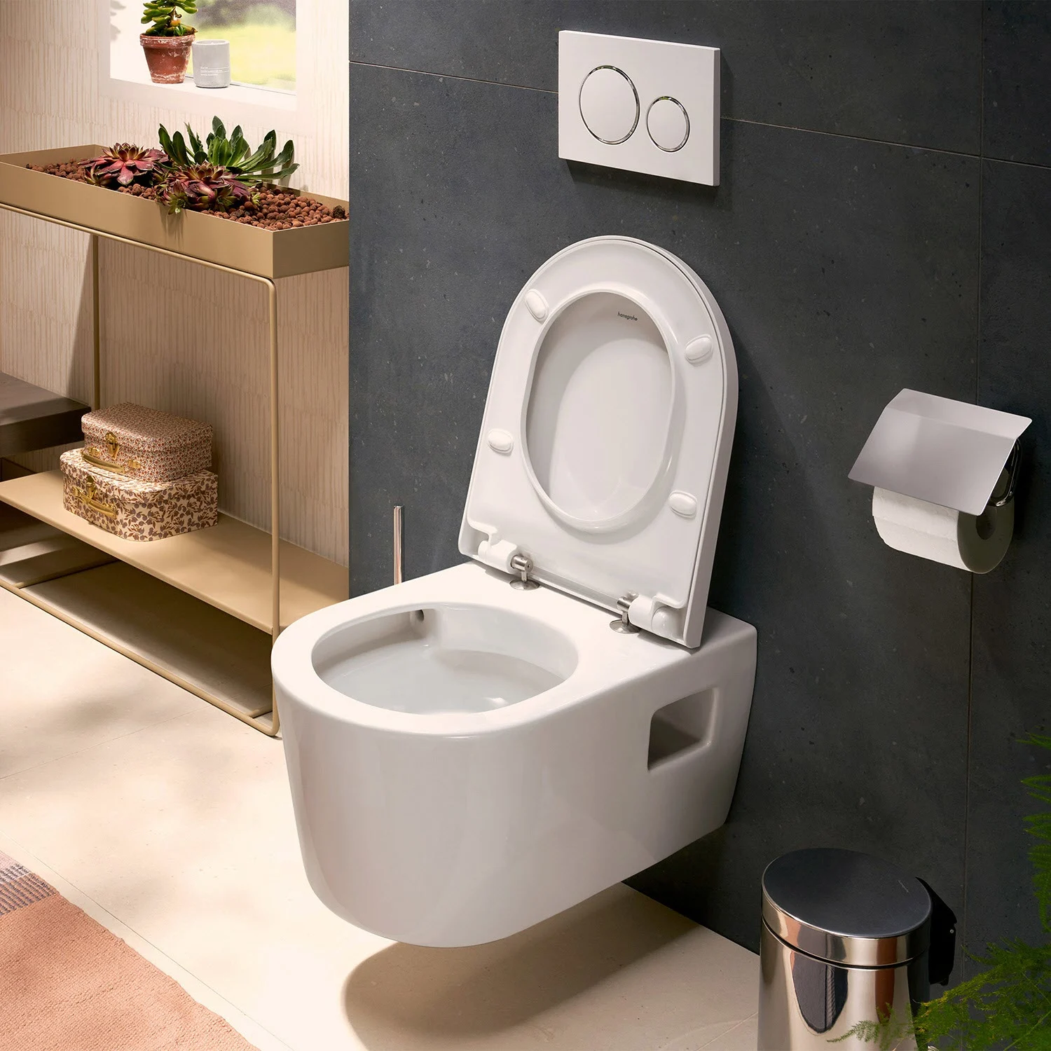 Toaleta wisząca w nowoczesnej łazience, hansgrohe