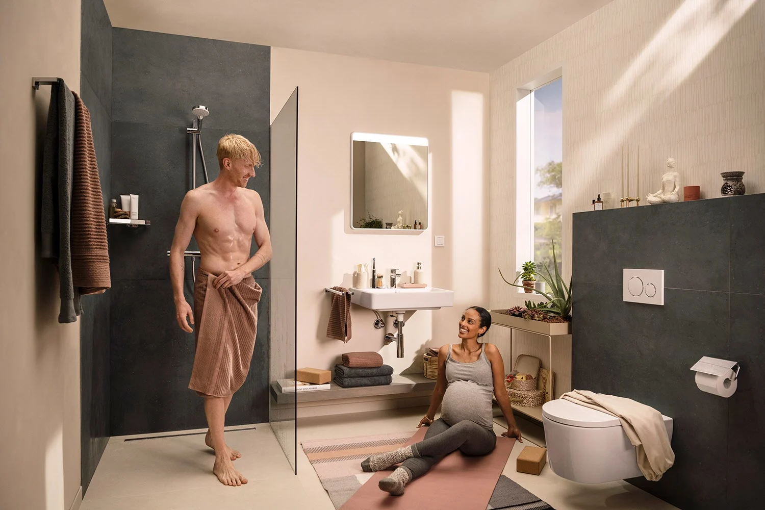 Para w łazience z prysznicem i toaletą podwieszaną, hansgrohe