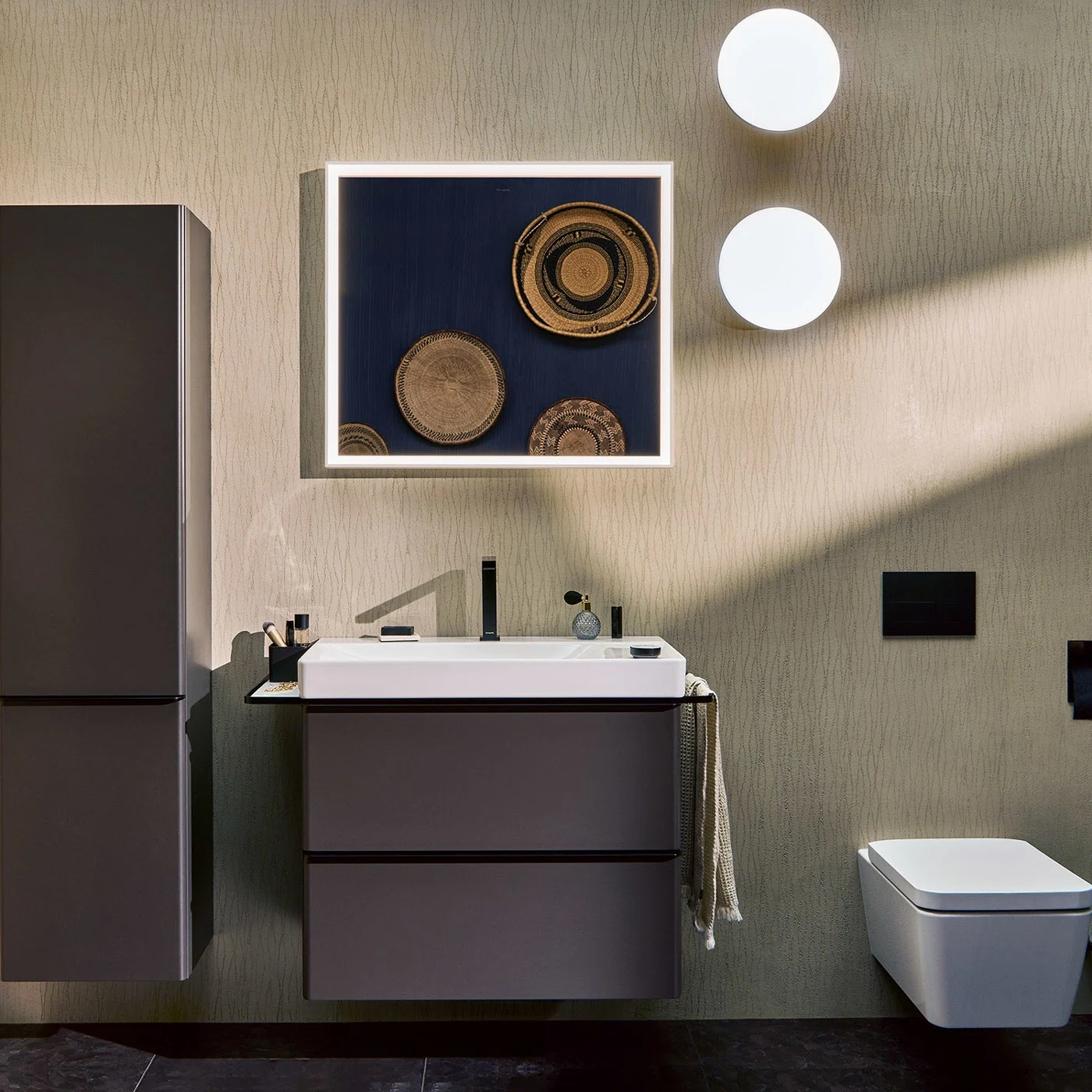 Łazienka z toaletą podwieszaną i umywalką, hansgrohe