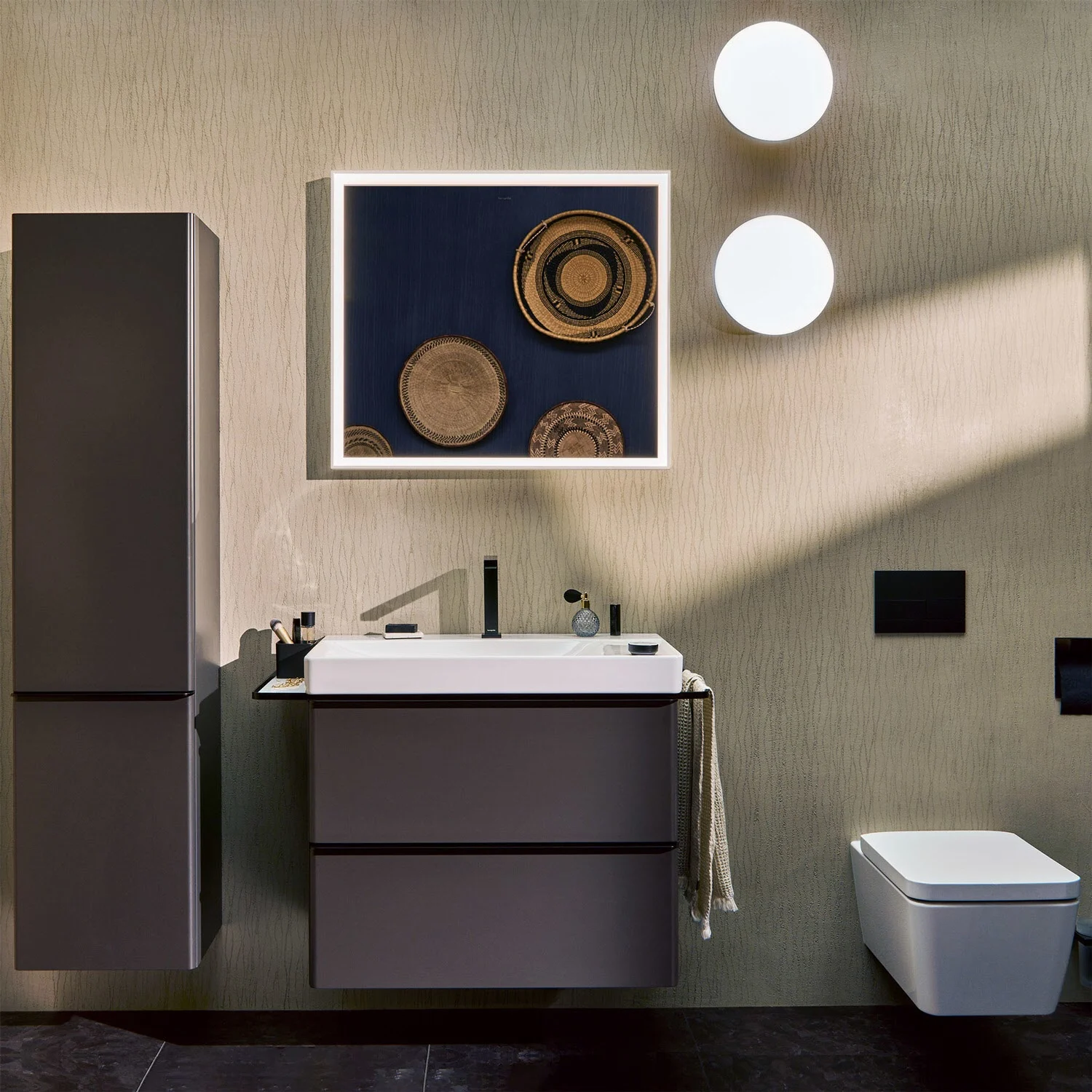 Nowoczesna łazienka z toaletą wiszącą i umywalką, hansgrohe
