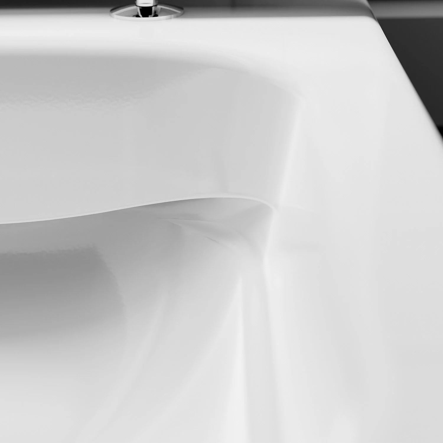 Biała powierzchnia ceramiczna toalety zbliżenie, hansgrohe