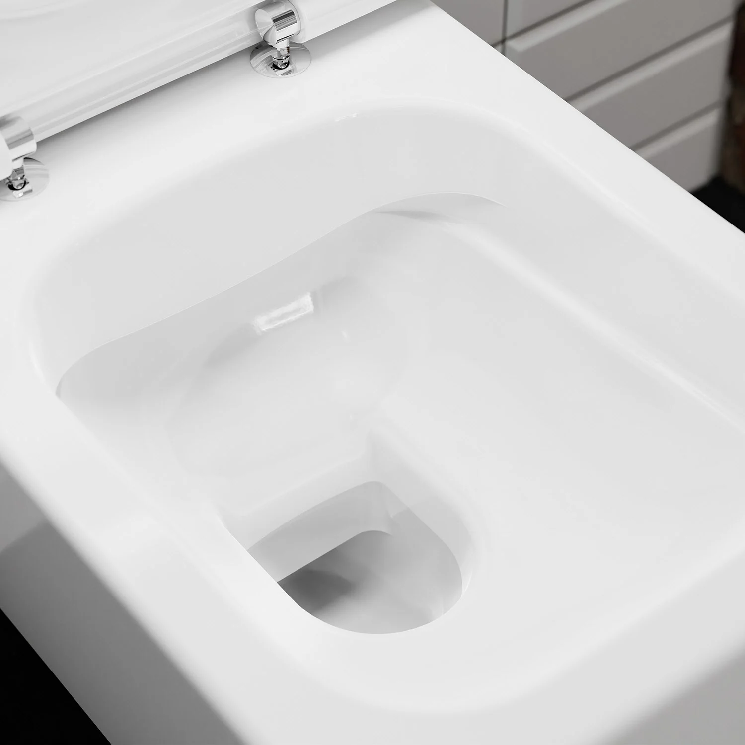 Zbliżenie otwartej deski sedesowej w łazience, hansgrohe