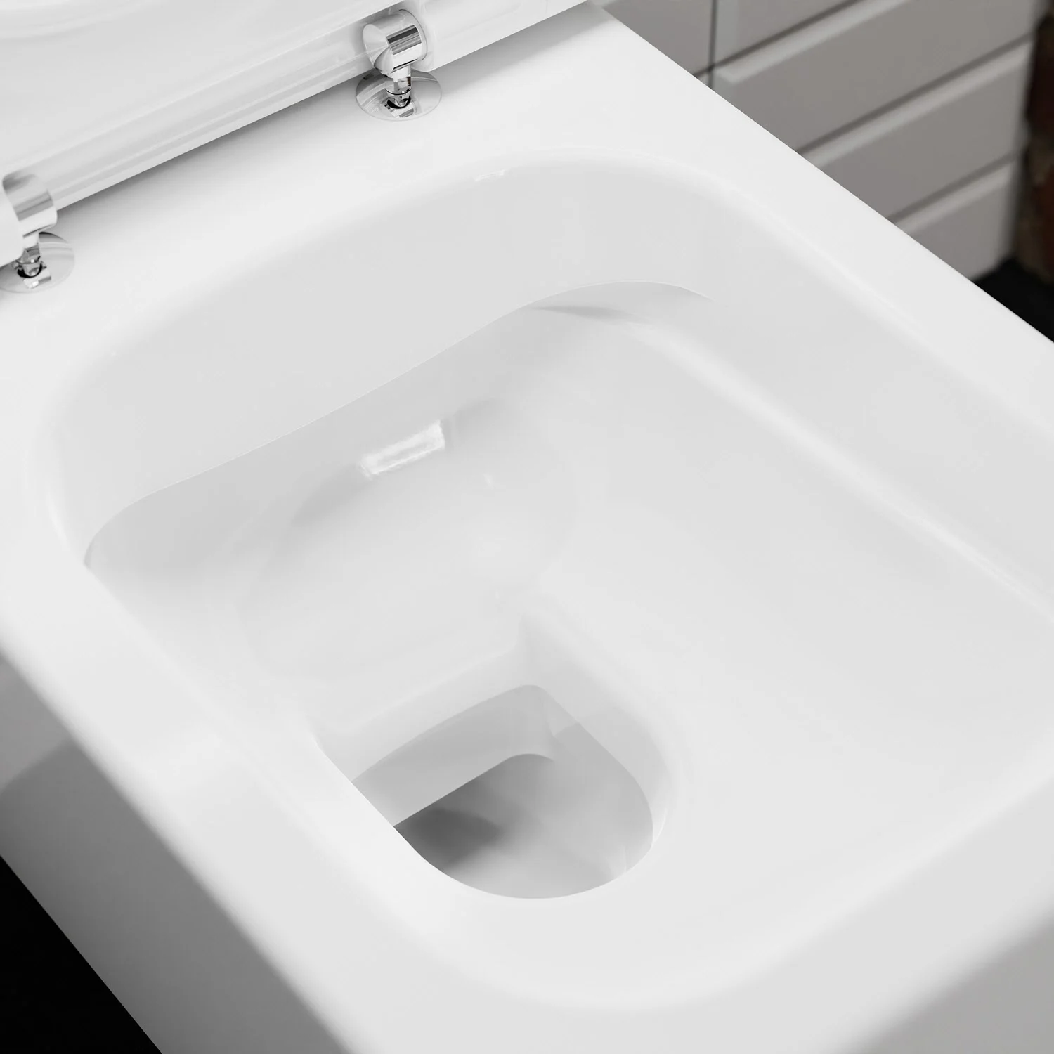 Zbliżenie białej toalety wiszącej z otwartą pokrywą, hansgrohe