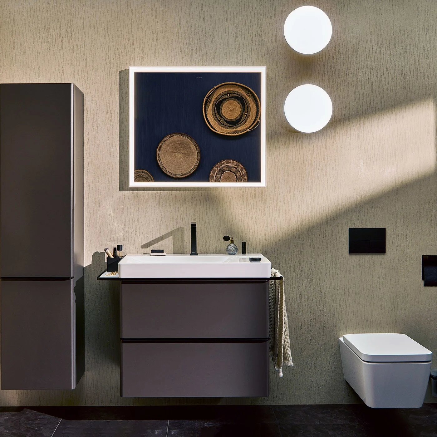 Nowoczesna łazienka z toaletą wiszącą i umywalką, hansgrohe