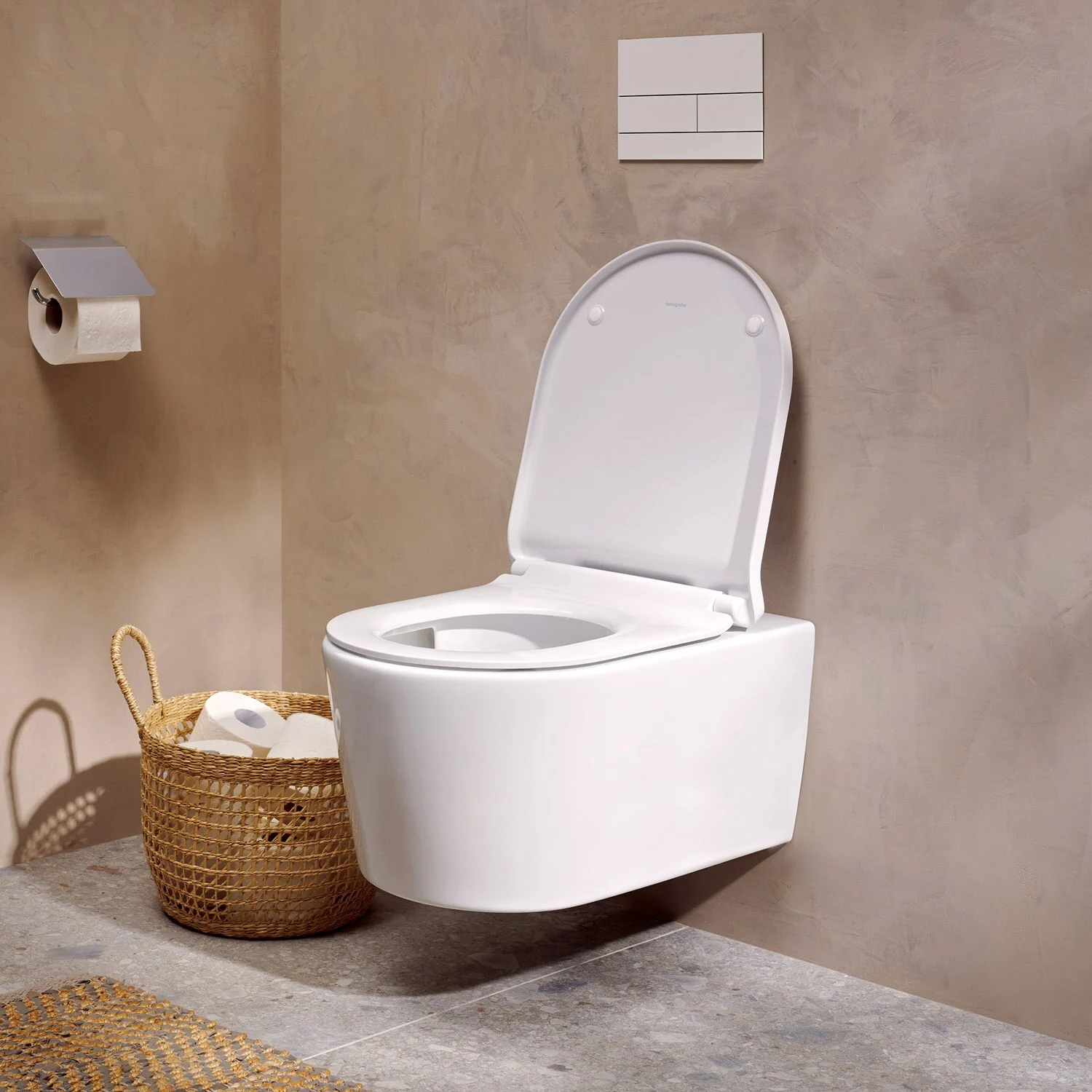Nowoczesna łazienka z toaletą ścienną i prysznicem, hansgrohe