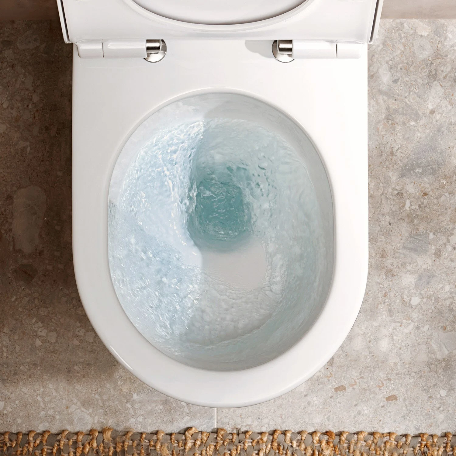 Zbliżenie spłukującej się toalety ściennej, hansgrohe
