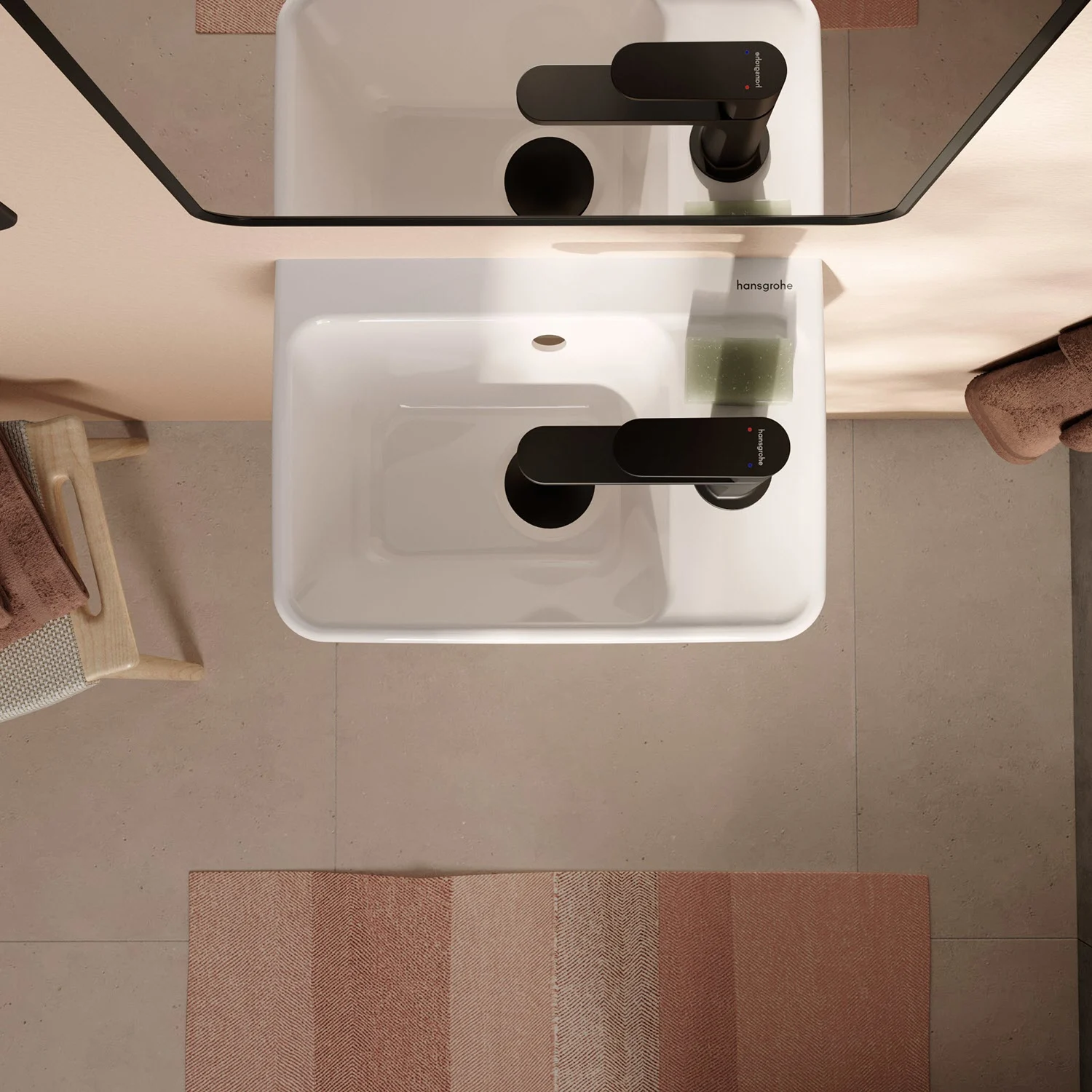 Mała umywalka z góry z widokiem w lustrze, hansgrohe