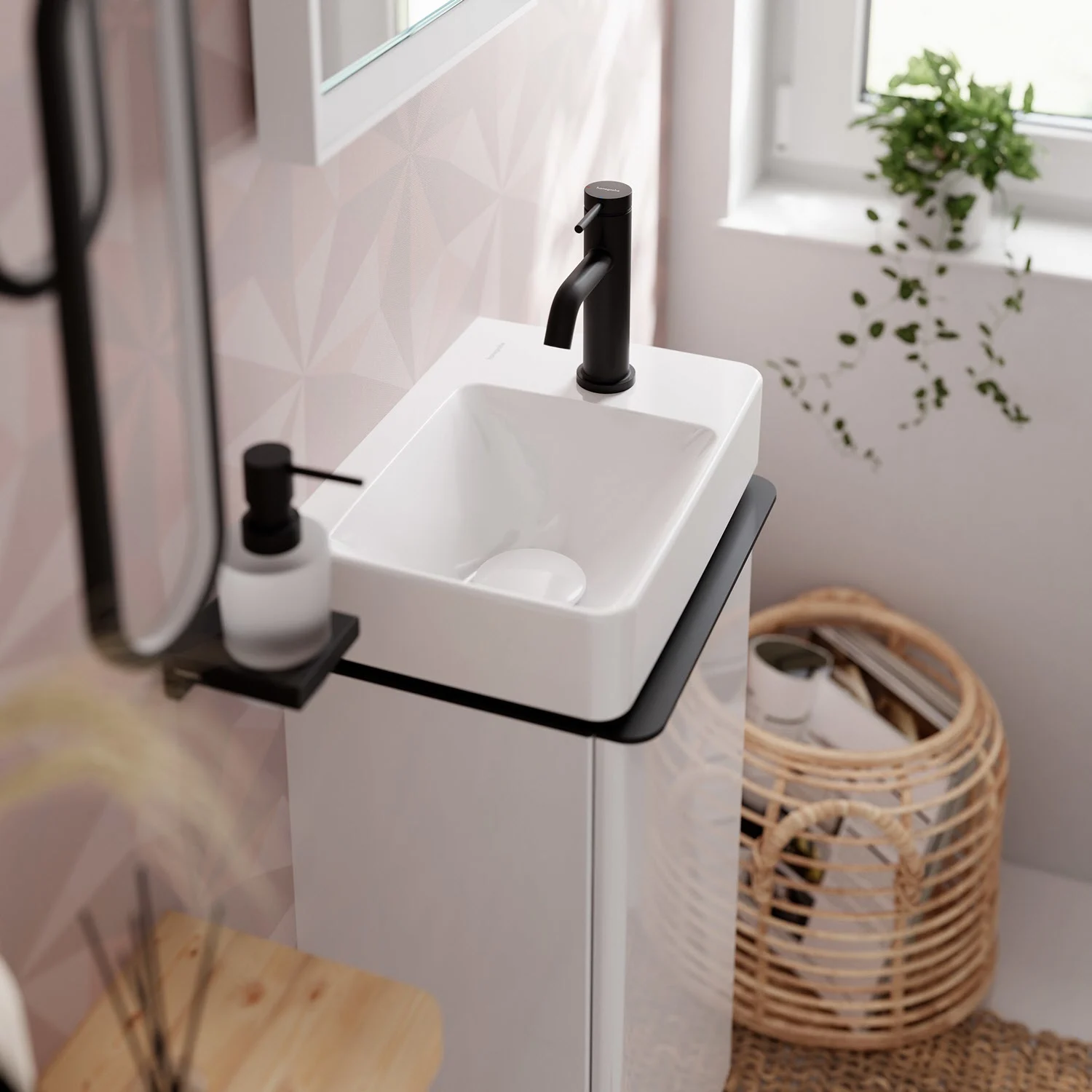 Zbliżenie małej umywalki z czarną baterią, hansgrohe