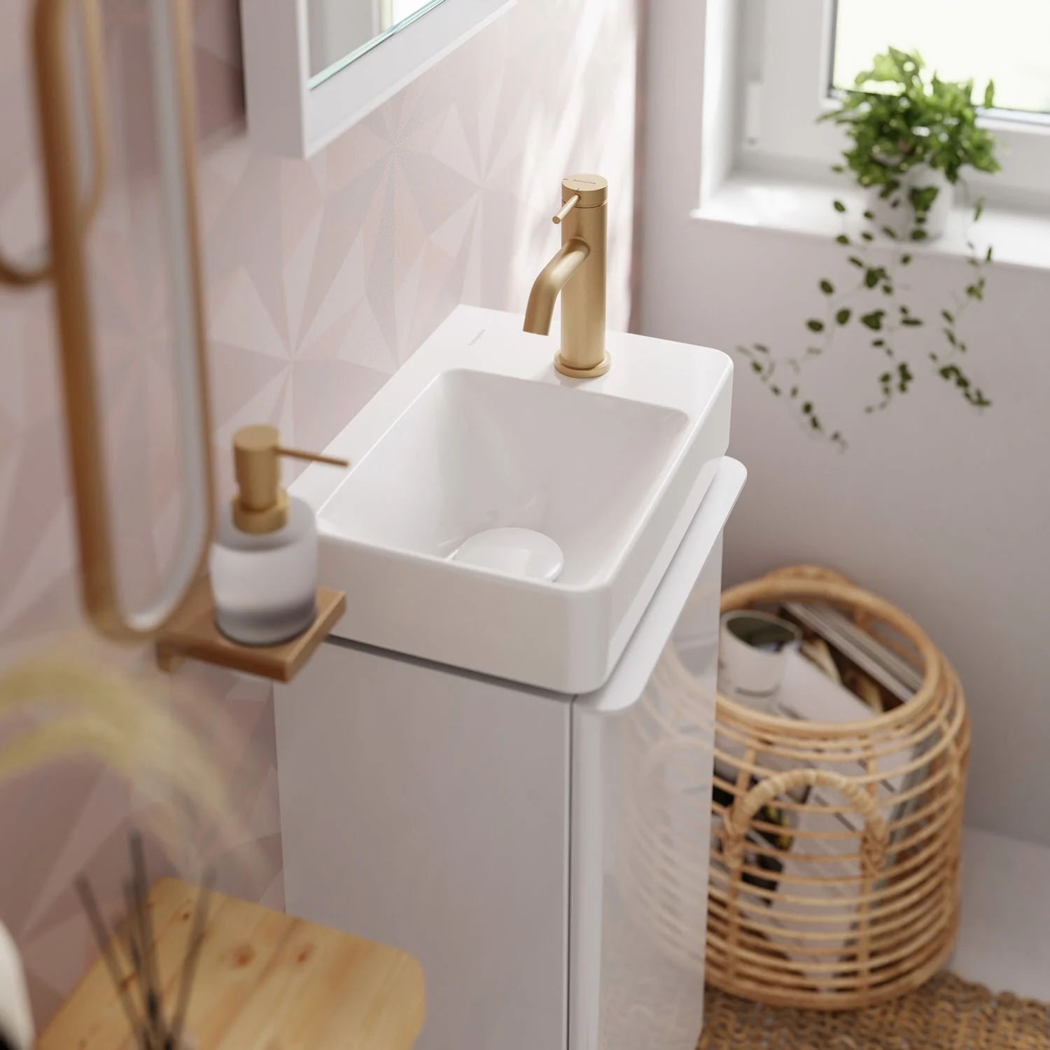 Mała umywalka ze złotą baterią w łazience, hansgrohe