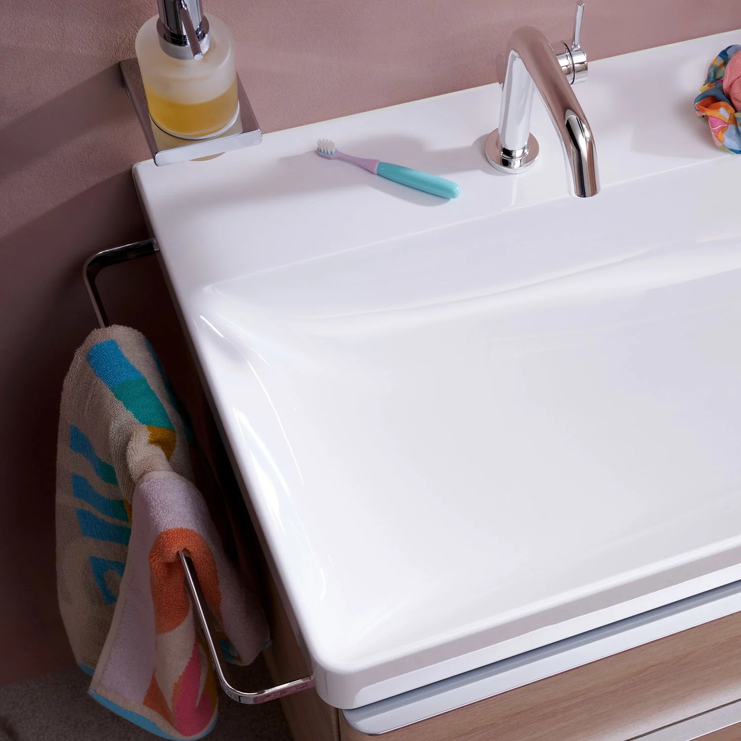 Zbliżenie białej umywalki z akcesoriami, hansgrohe