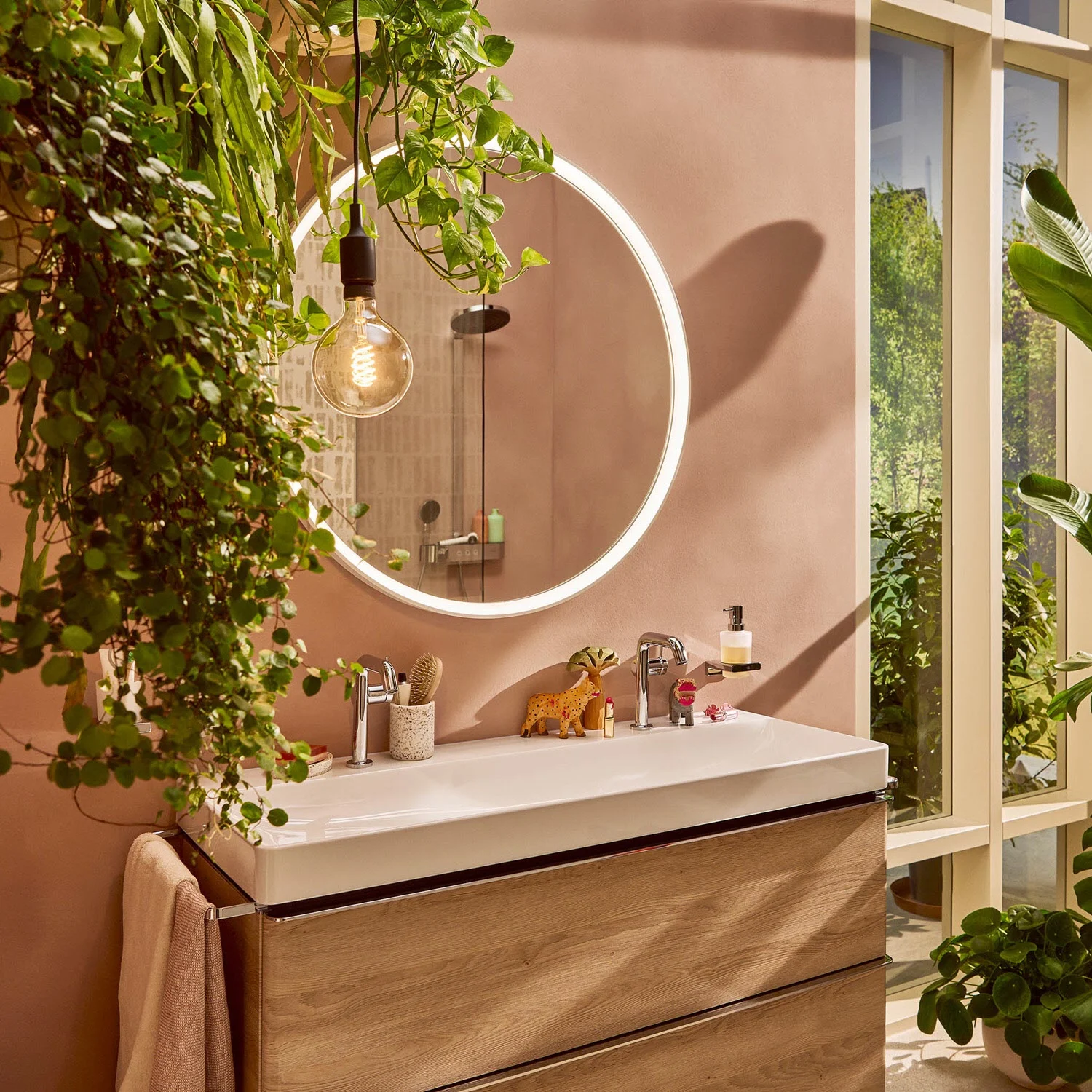 Łazienka z dużą umywalką i roślinami, hansgrohe