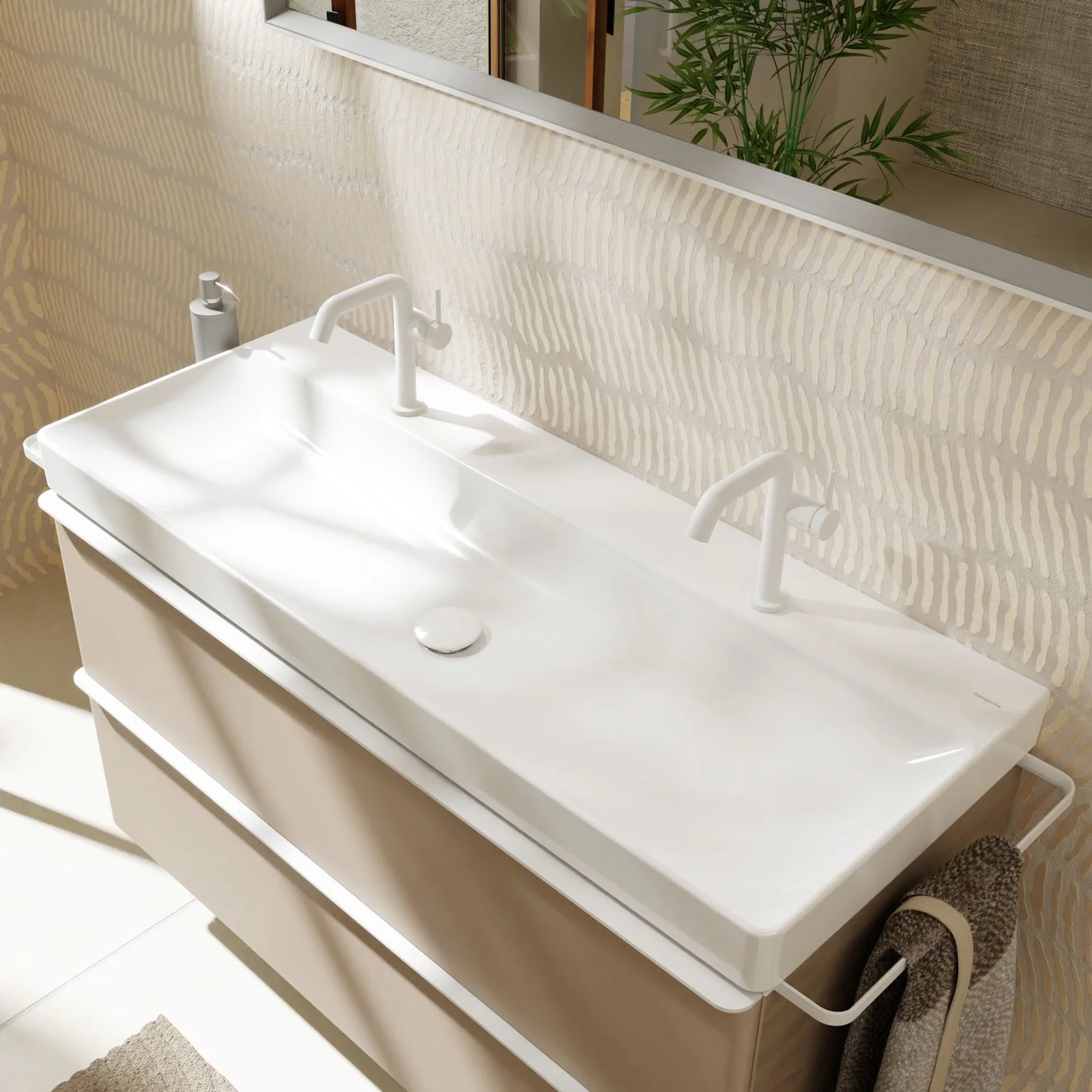 Podwójna umywalka z białymi bateriami w łazience, hansgrohe