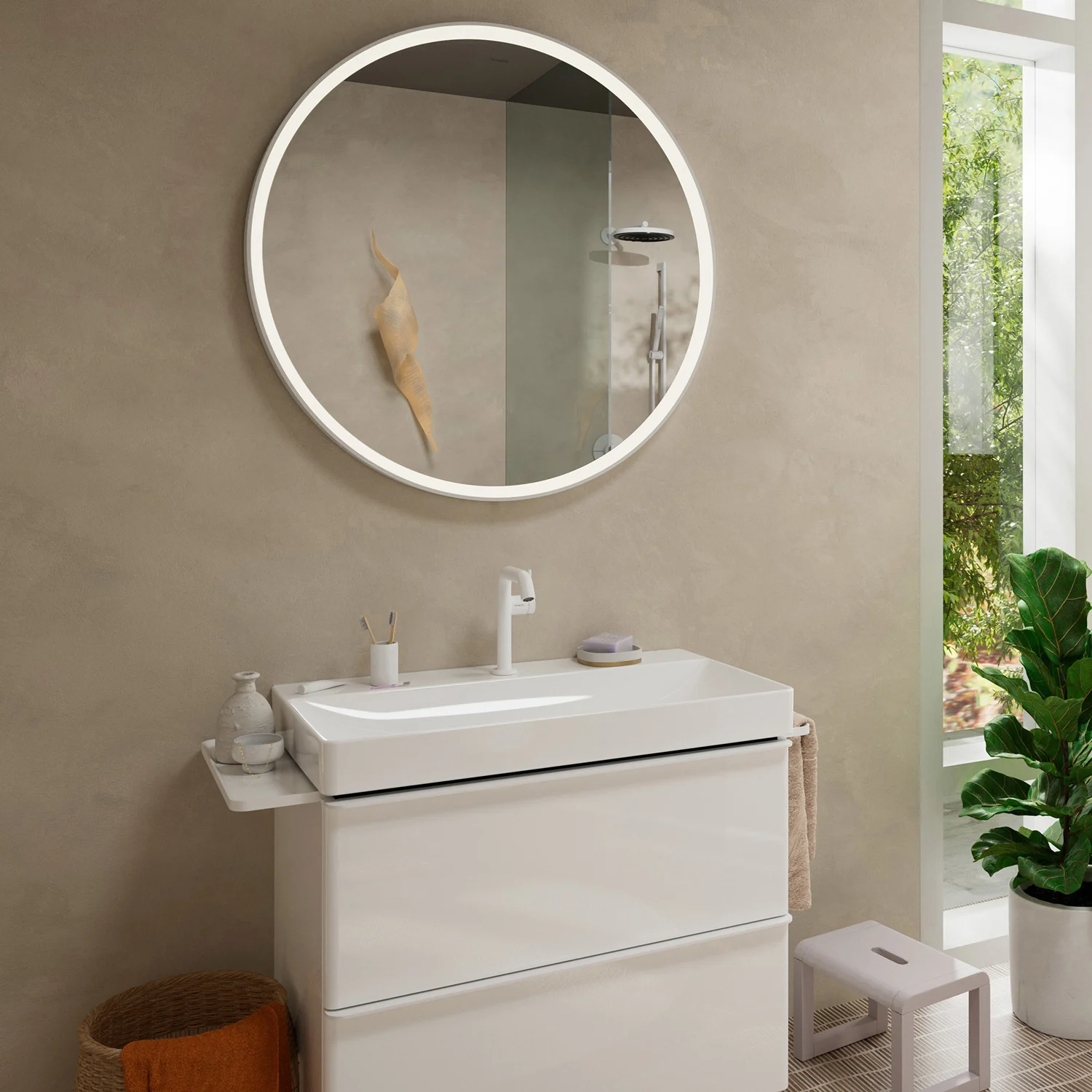 Okrągłe lustro i umywalka w nowoczesnej łazience, hansgrohe