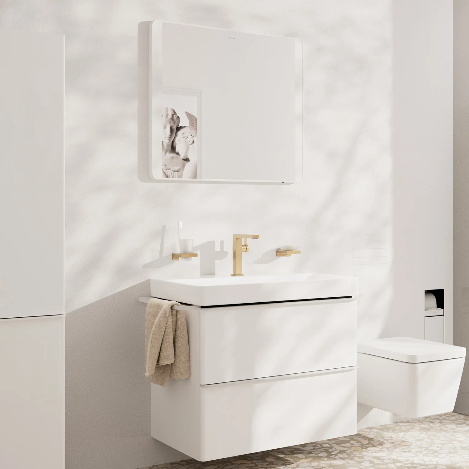 Biała umywalka ze złotymi armaturami w łazience, hansgrohe