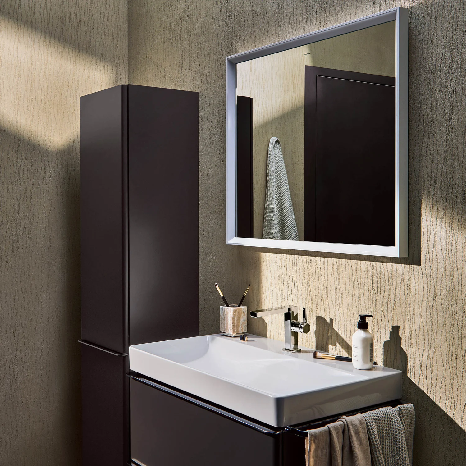 Umywalka z lustrem w nowoczesnej łazience, hansgrohe