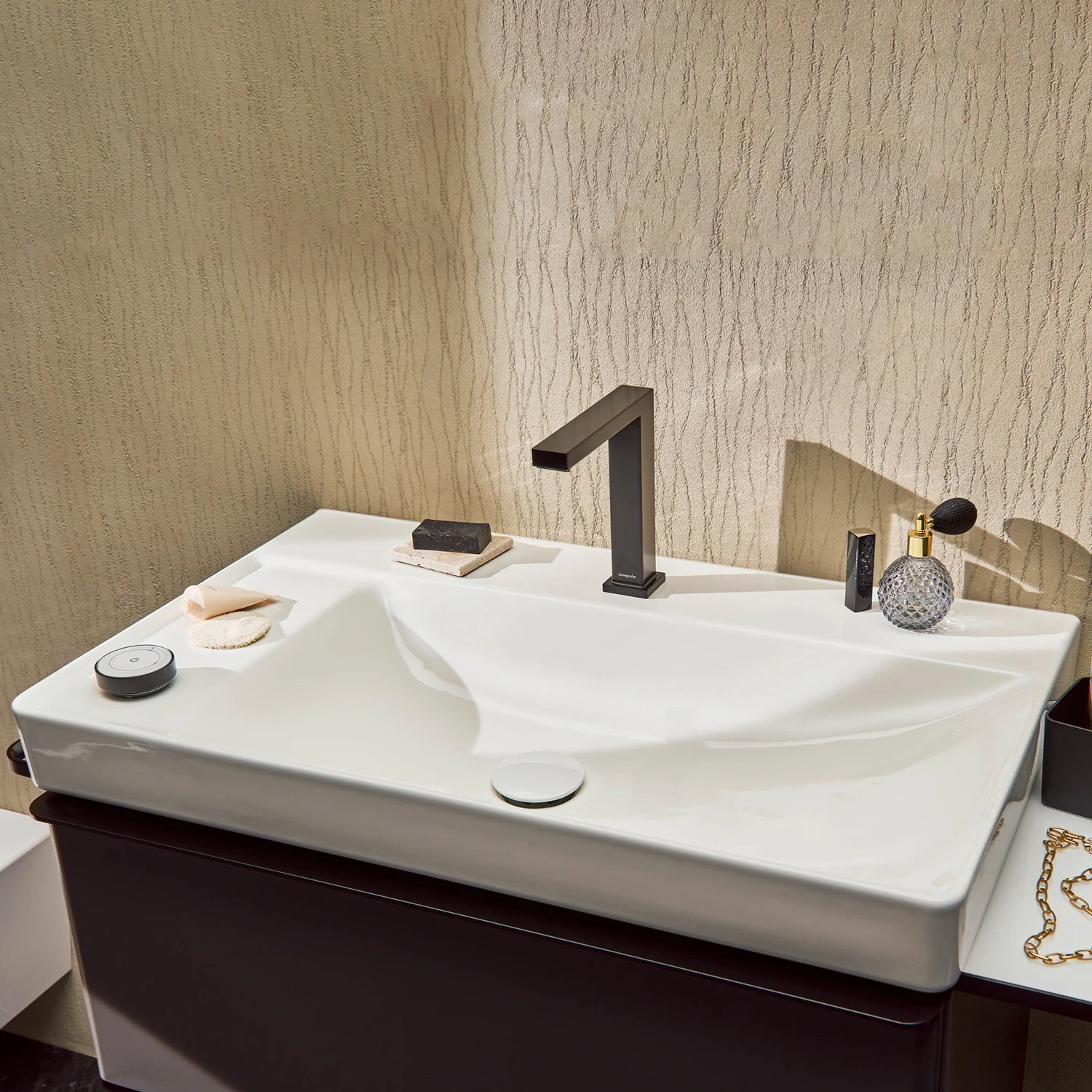 Umywalka z mydłem i kranem, hansgrohe