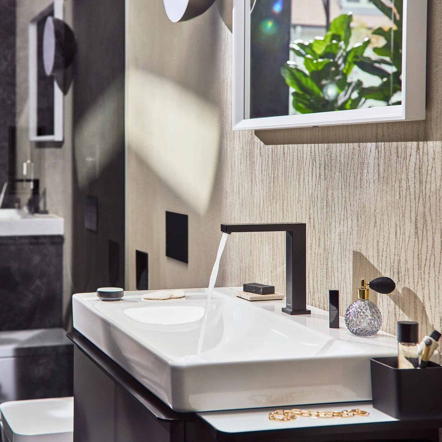 Umywalka z bieżącą wodą i akcesoriami, hansgrohe