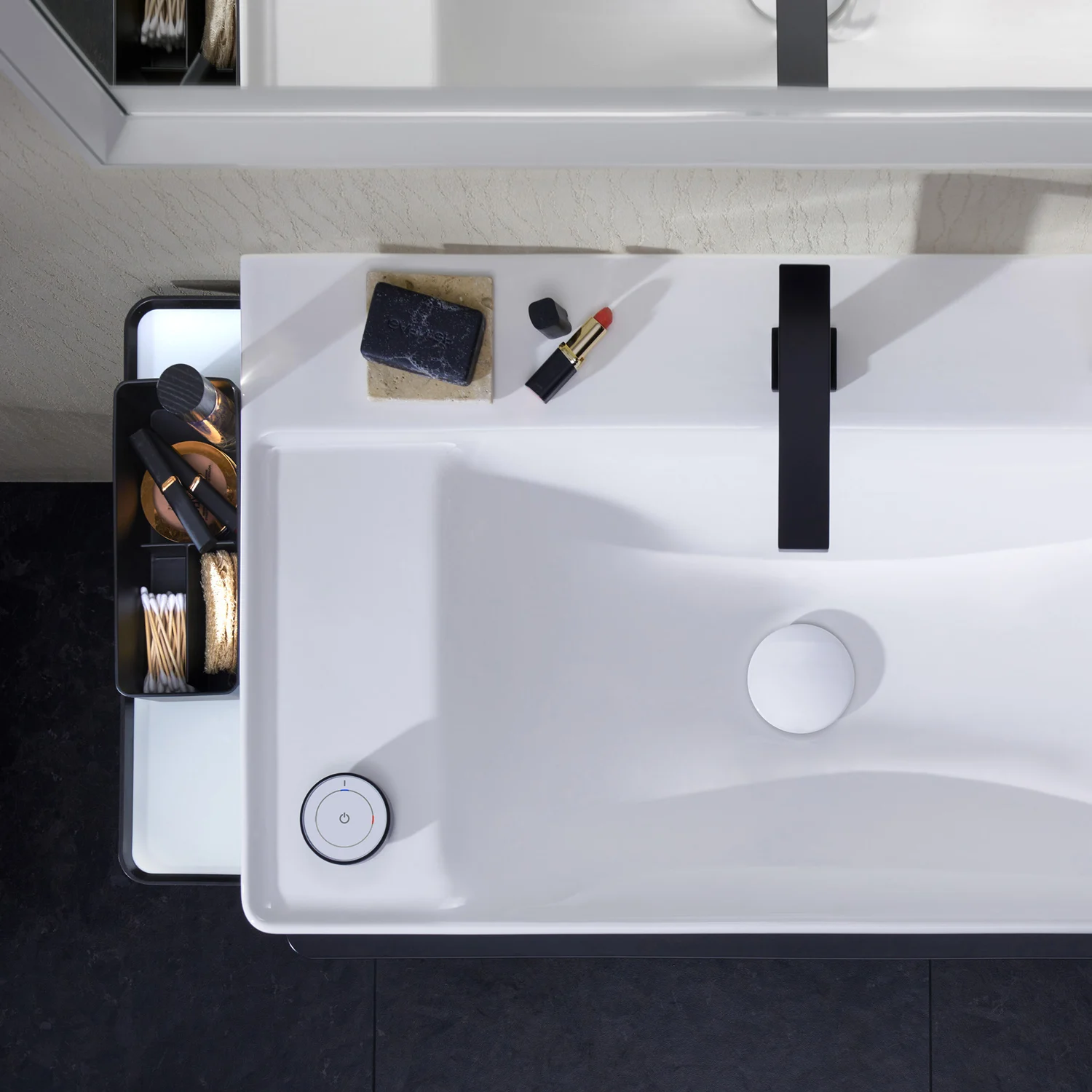 Zbliżenie umywalki z akcesoriami, hansgrohe