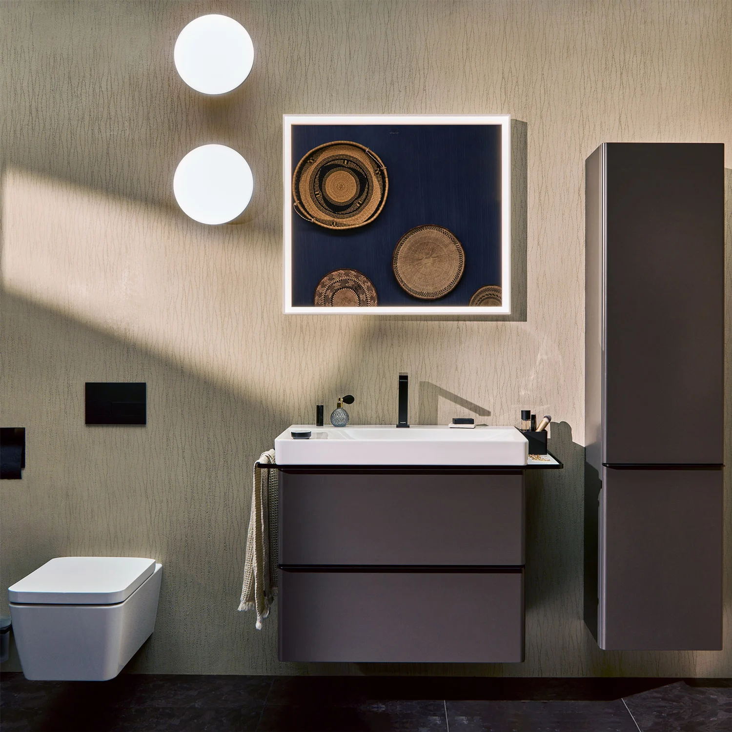 Łazienka z umywalką i dekoracją ścienną, hansgrohe