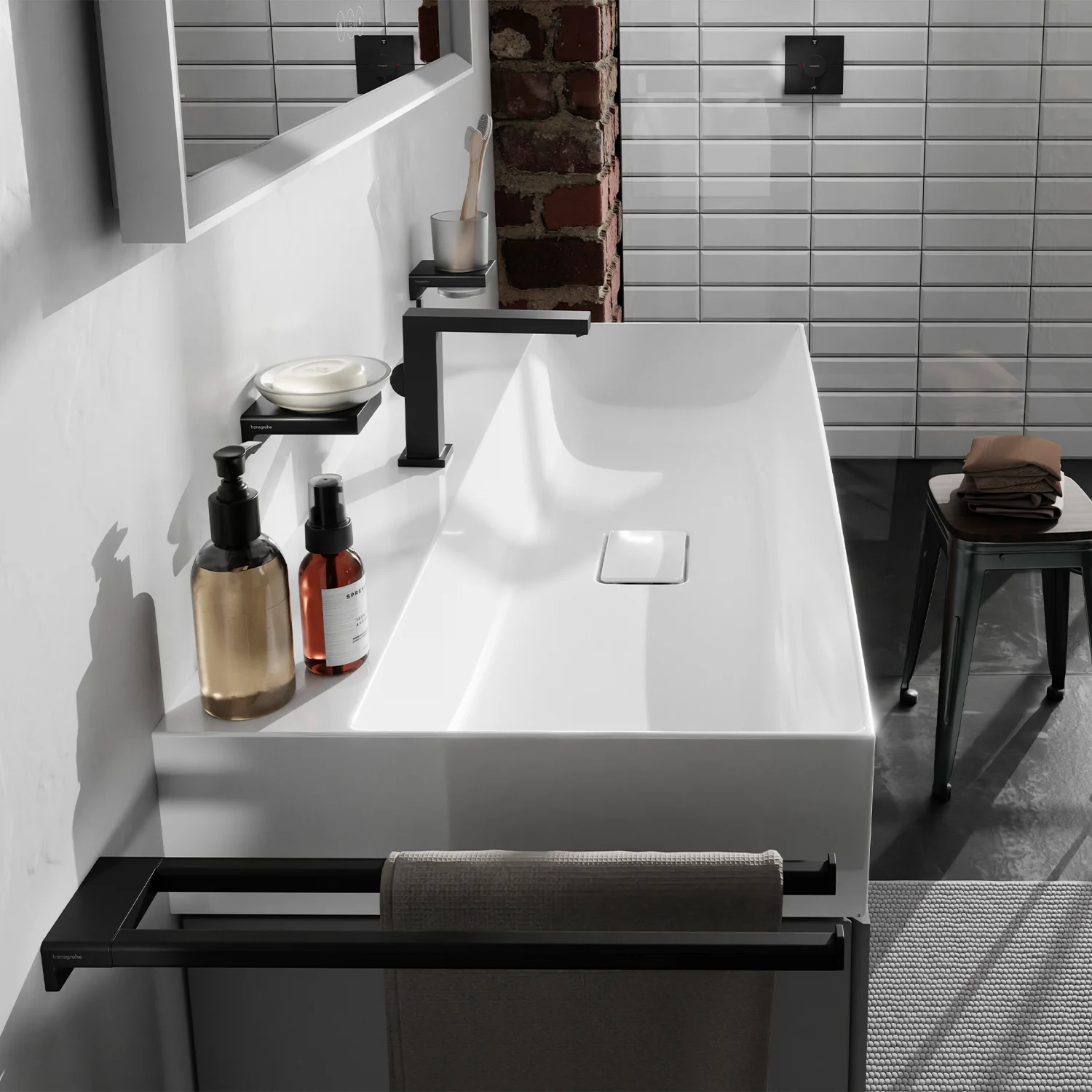 Zbliżenie umywalki z armaturą w łazience, hansgrohe