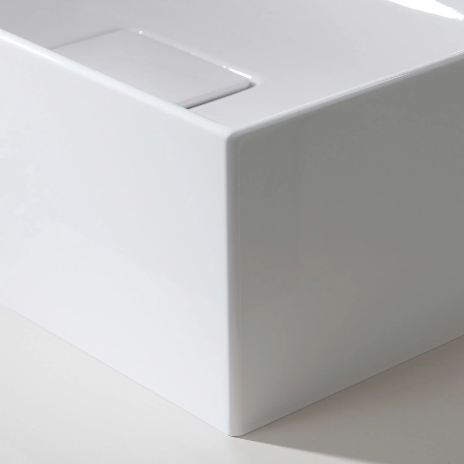 Zbliżenie na białą powierzchnię umywalki, hansgrohe