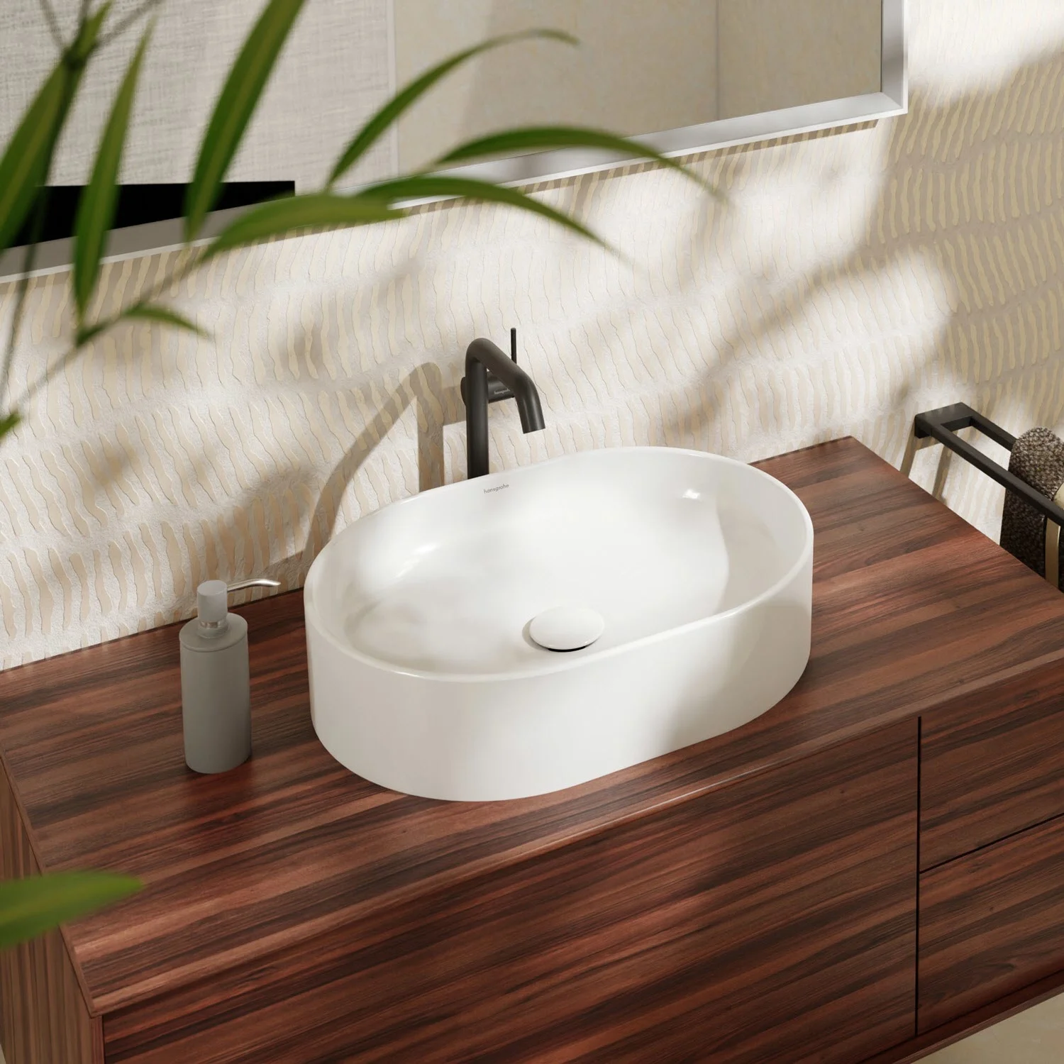 Zbliżenie owalnej umywalki nablatowej w łazience, hansgrohe