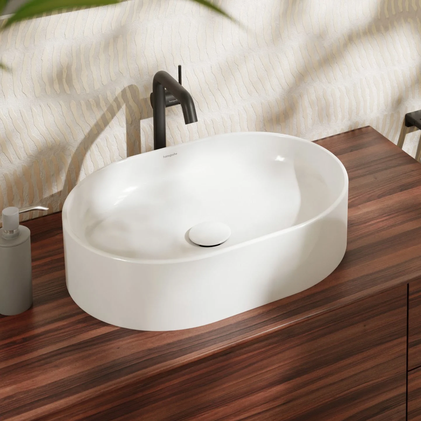 Owalna umywalka na drewnianej powierzchni w łazience, hansgrohe