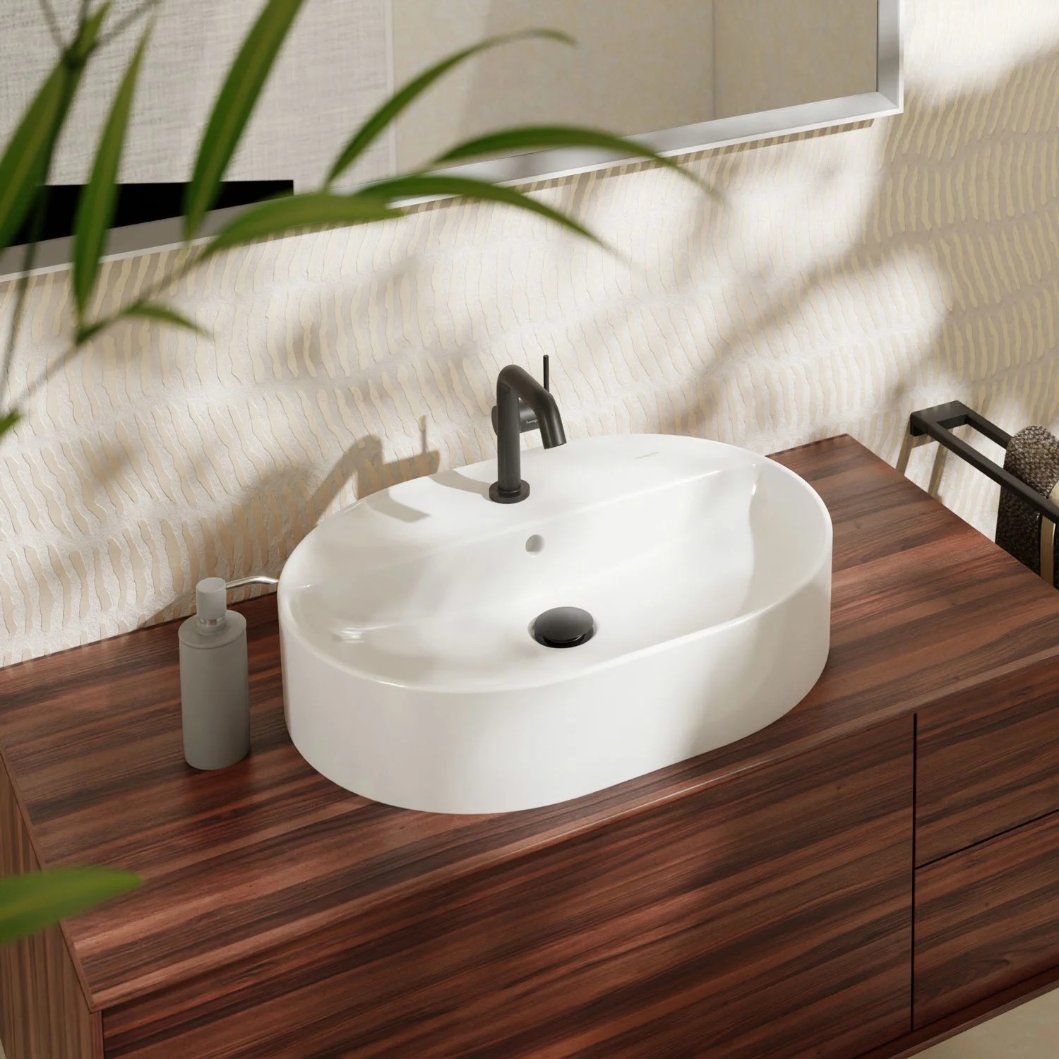 Zbliżenie owalnej umywalki nablatowej na drewnianej szafce, hansgrohe