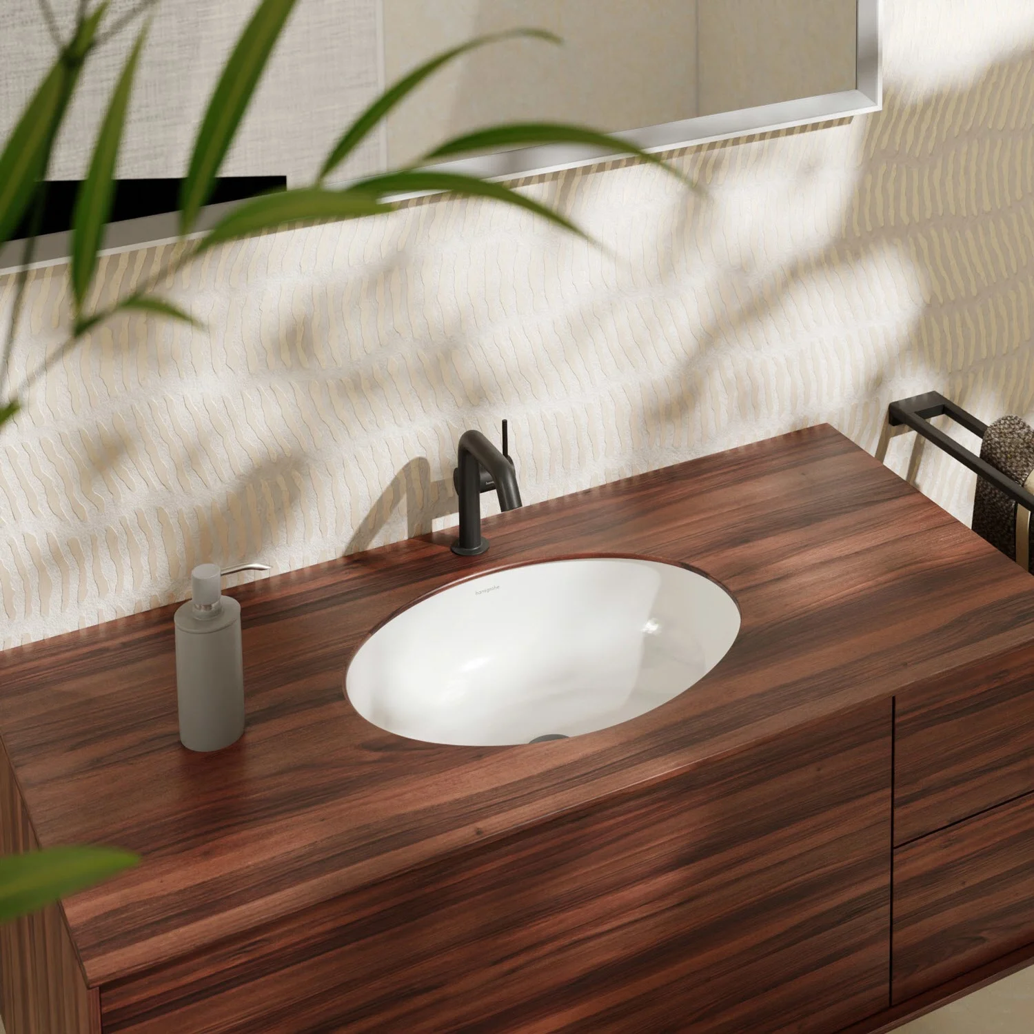 Owalna umywalka nablatowa zamontowana na drewnianej powierzchni, hansgrohe