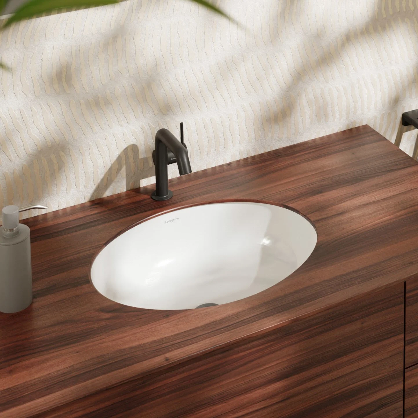 Owalna umywalka nablatowa na drewnianej powierzchni, hansgrohe
