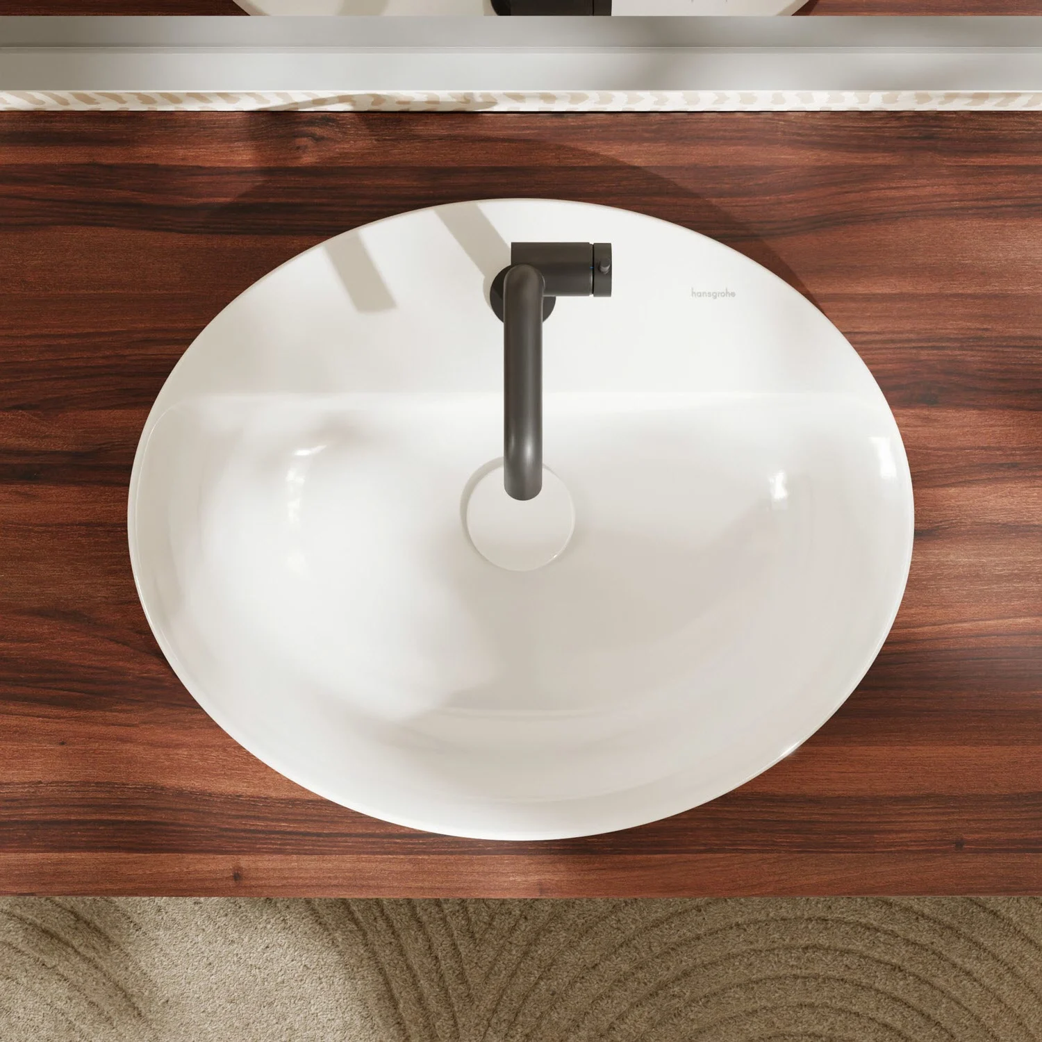 Owalna umywalka na drewnianej powierzchni z góry, hansgrohe