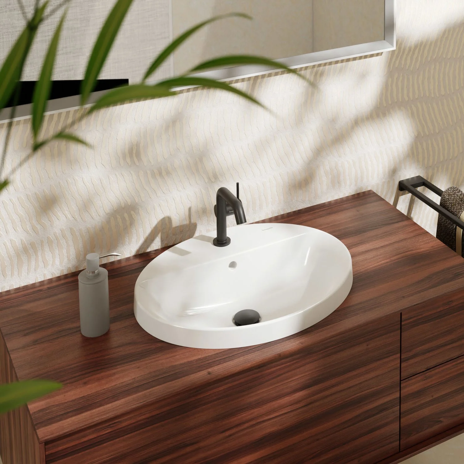 Owalna umywalka na drewnianej szafce w łazience, hansgrohe