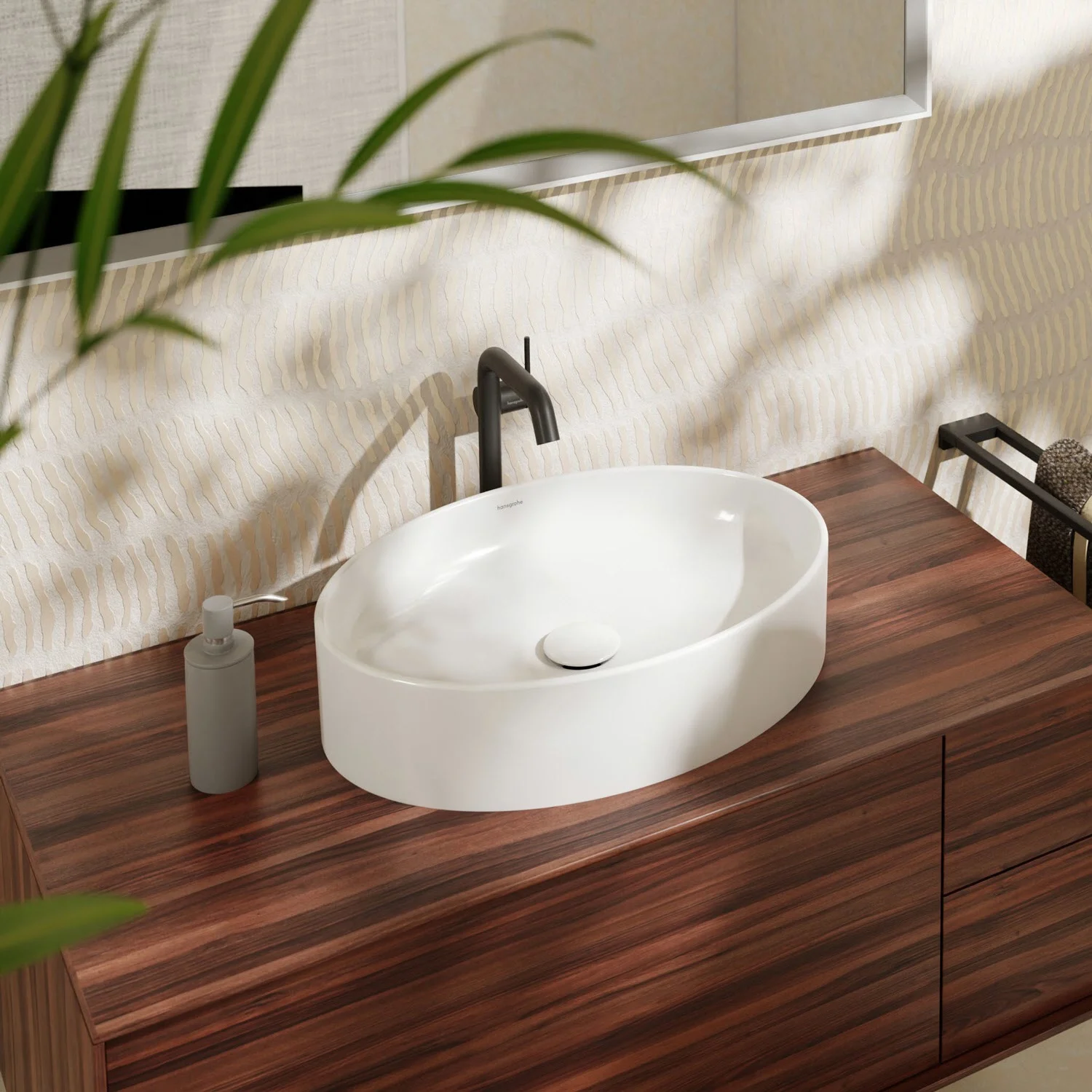 Zbliżenie owalnej umywalki nablatowej w łazience, hansgrohe