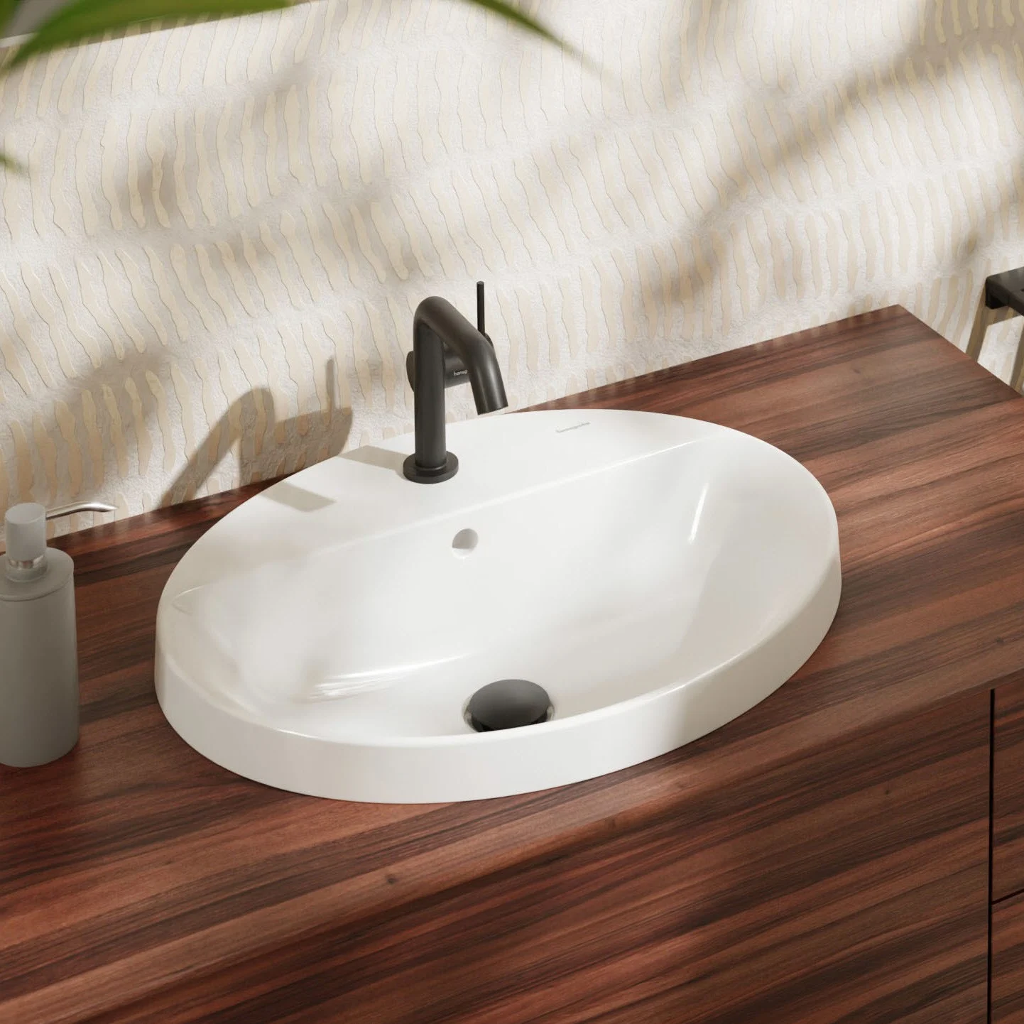 Owalna umywalka nablatowa na drewnianej powierzchni w łazience, hansgrohe