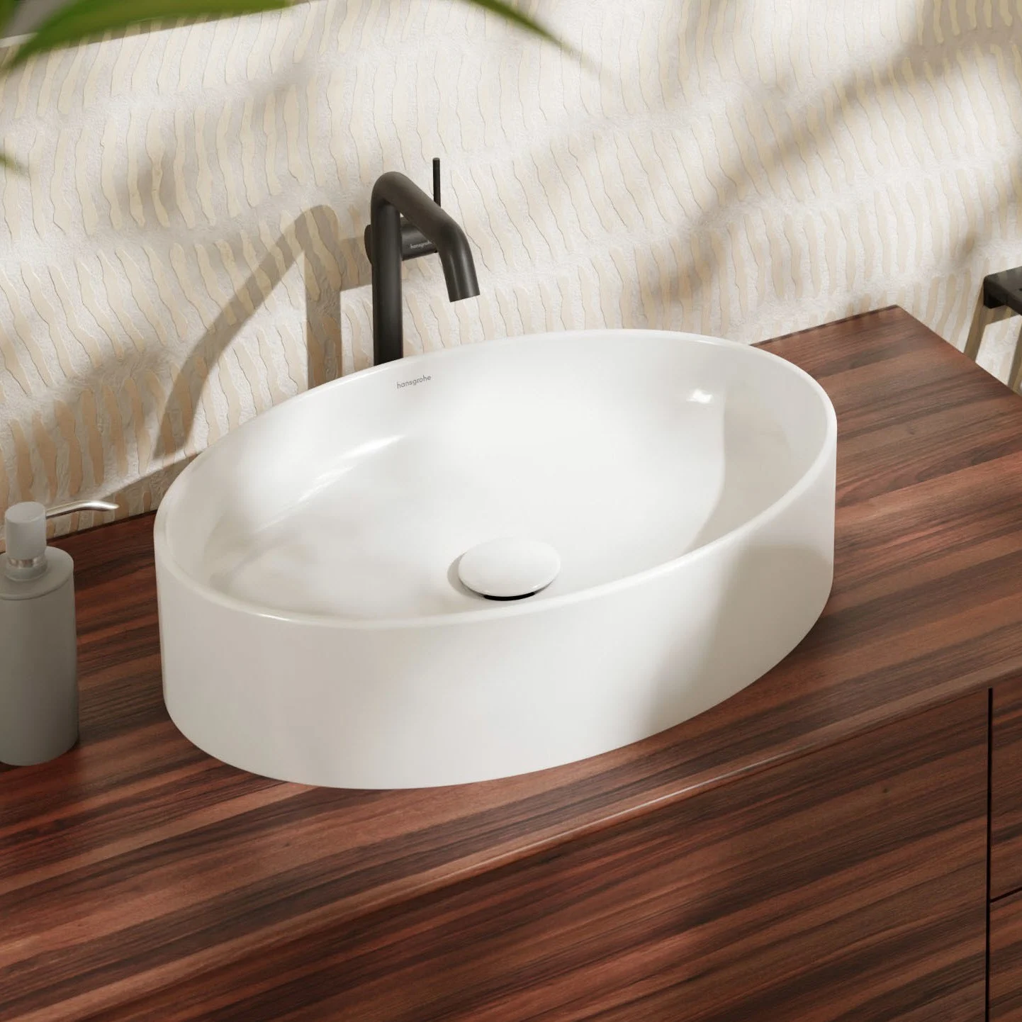 Owalna umywalka na drewnianej powierzchni w łazience, hansgrohe