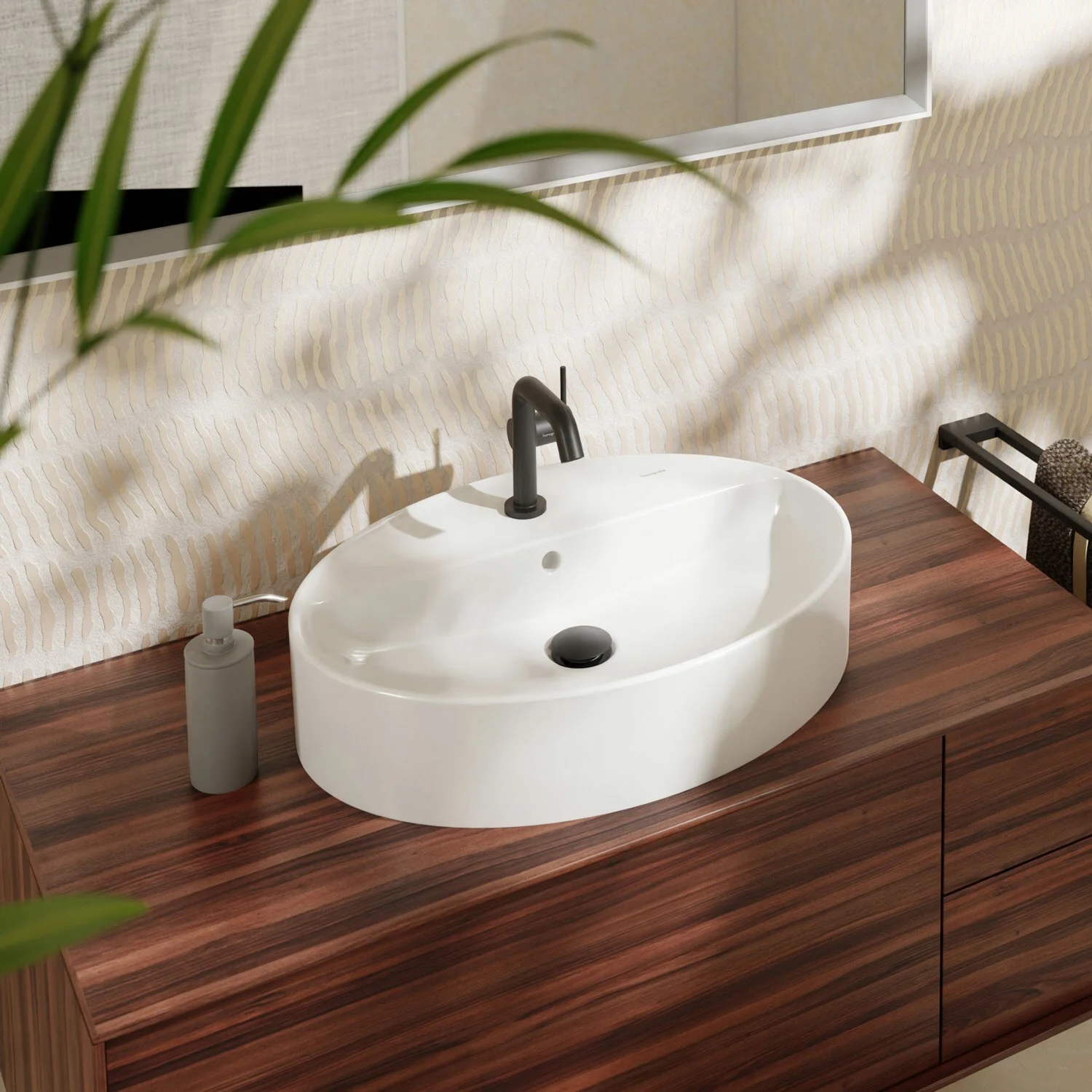 Owalna umywalka na drewnianej powierzchni w łazience, hansgrohe