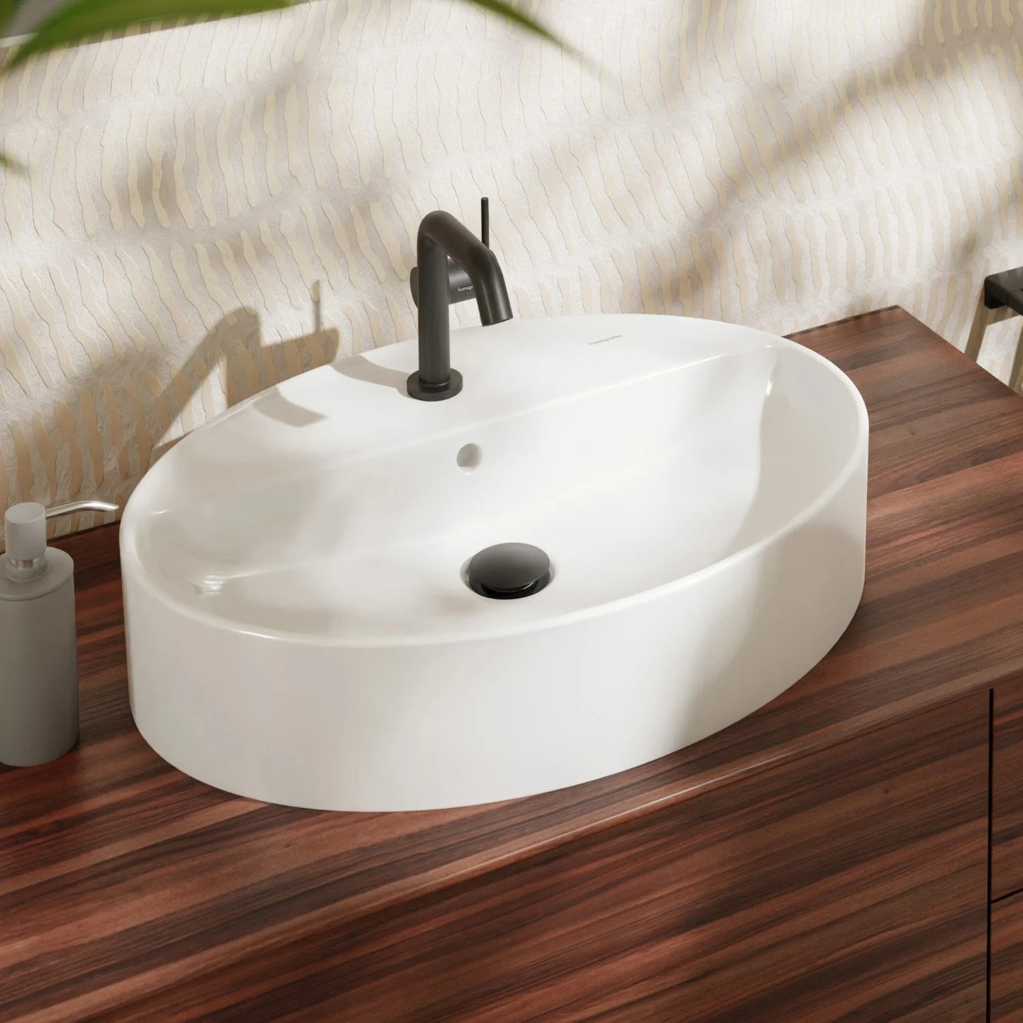 Owalna umywalka na drewnianej powierzchni, hansgrohe