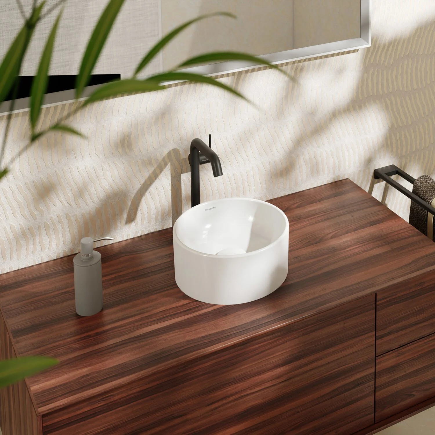 Okrągła umywalka na drewnianej powierzchni w łazience, hansgrohe