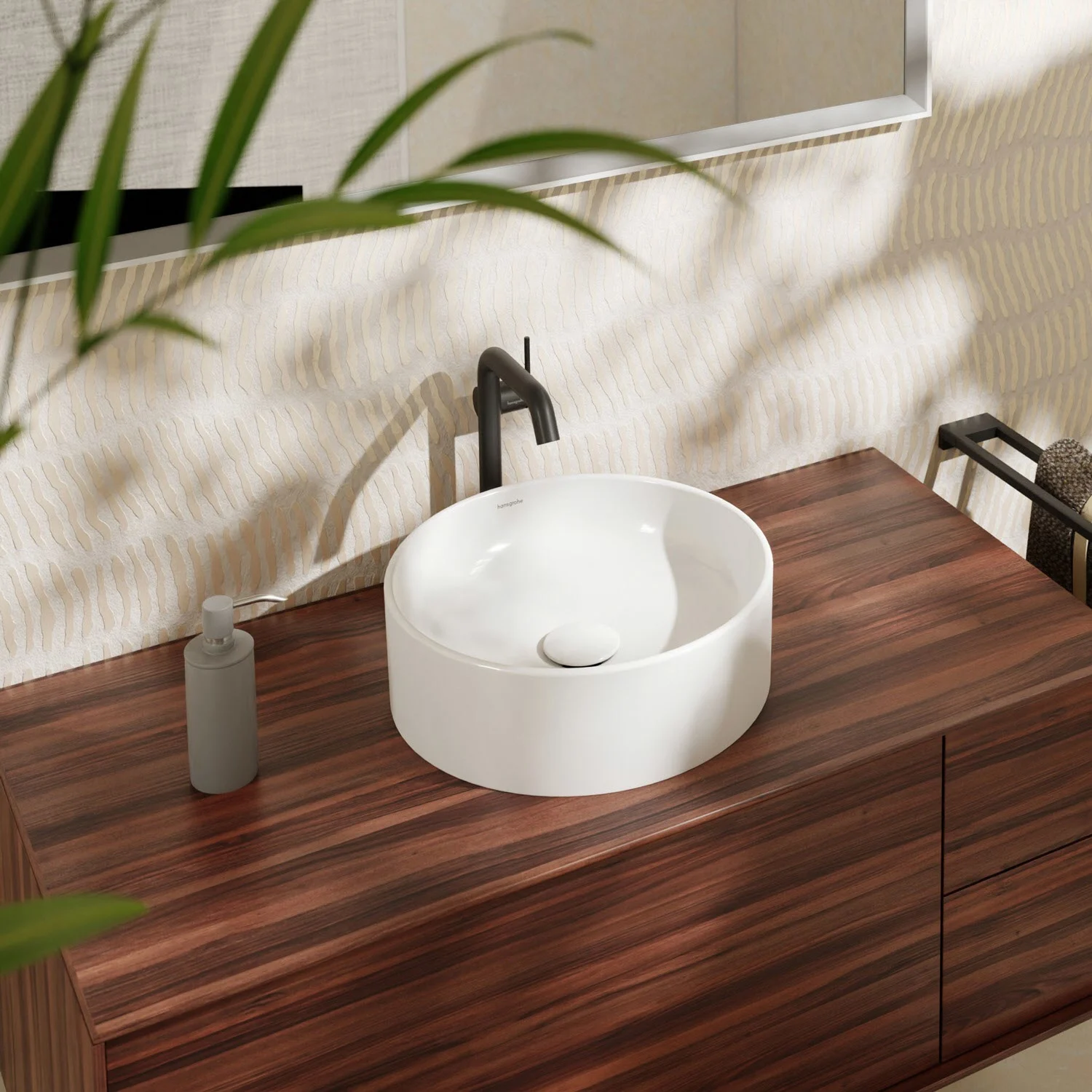 Zbliżenie okrągłej umywalki nablatowej w łazience, hansgrohe