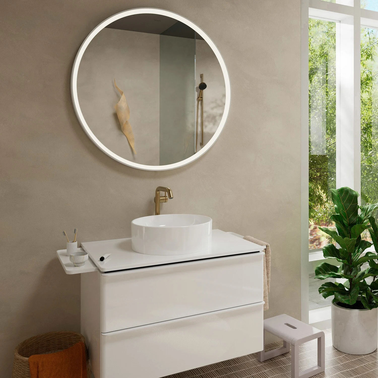 Łazienka z okrągłym lustrem i umywalką nablatową, hansgrohe