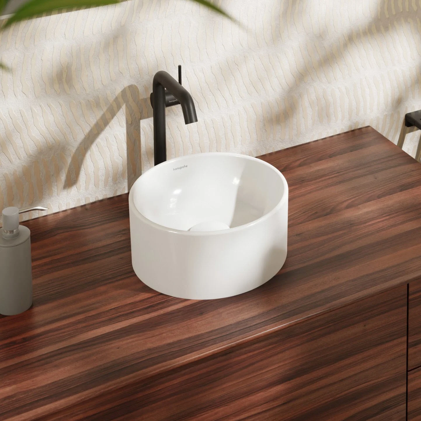 Okrągła umywalka na drewnianej powierzchni w łazience, hansgrohe